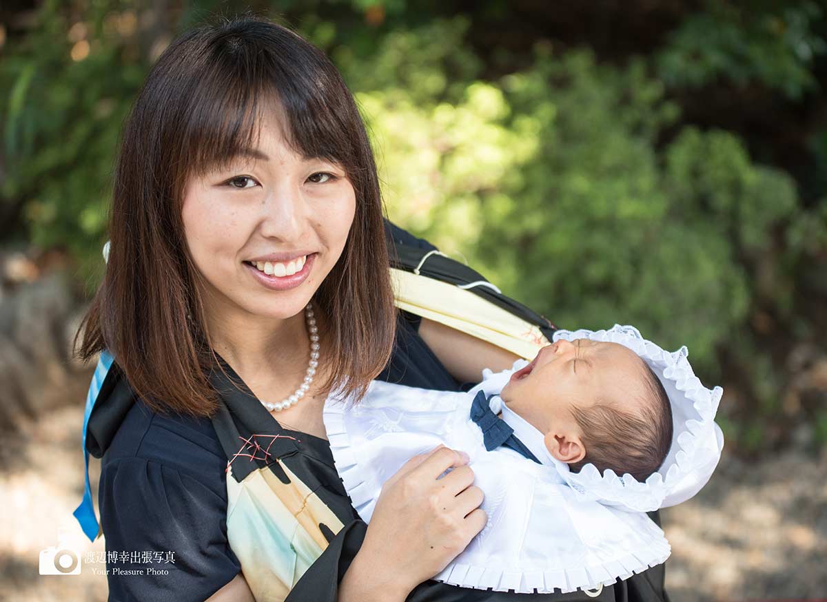 お宮参りで赤ちゃんを抱いている女性