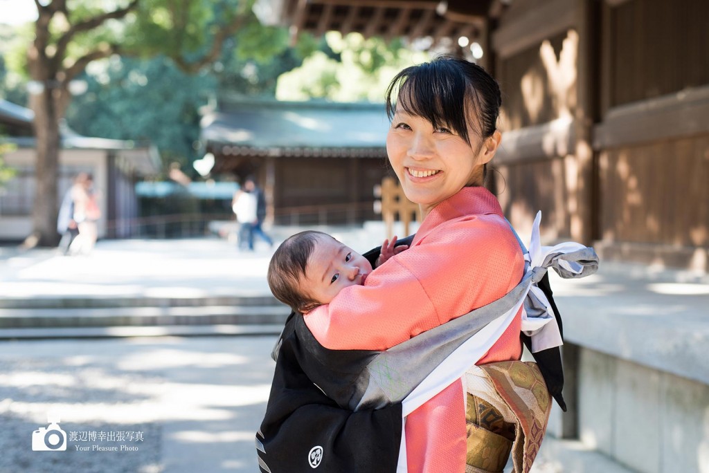 お宮参りの着物姿の女性と赤ちゃん
