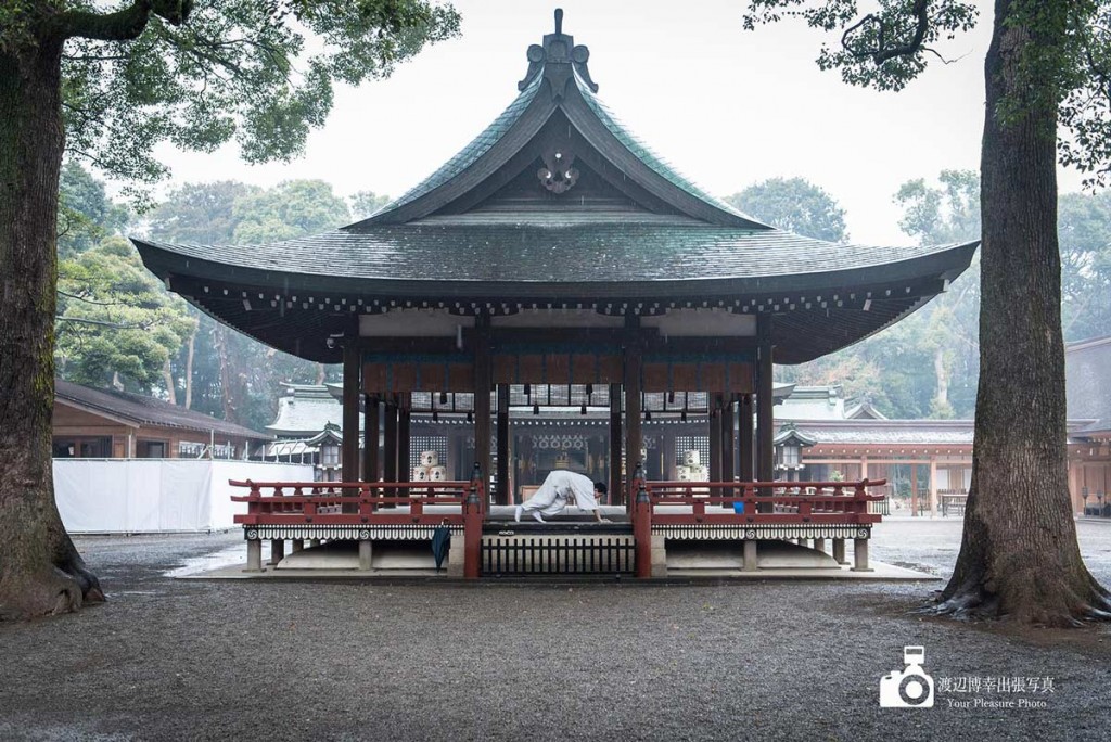 大宮氷川神社の舞殿を雑巾掛けする神職