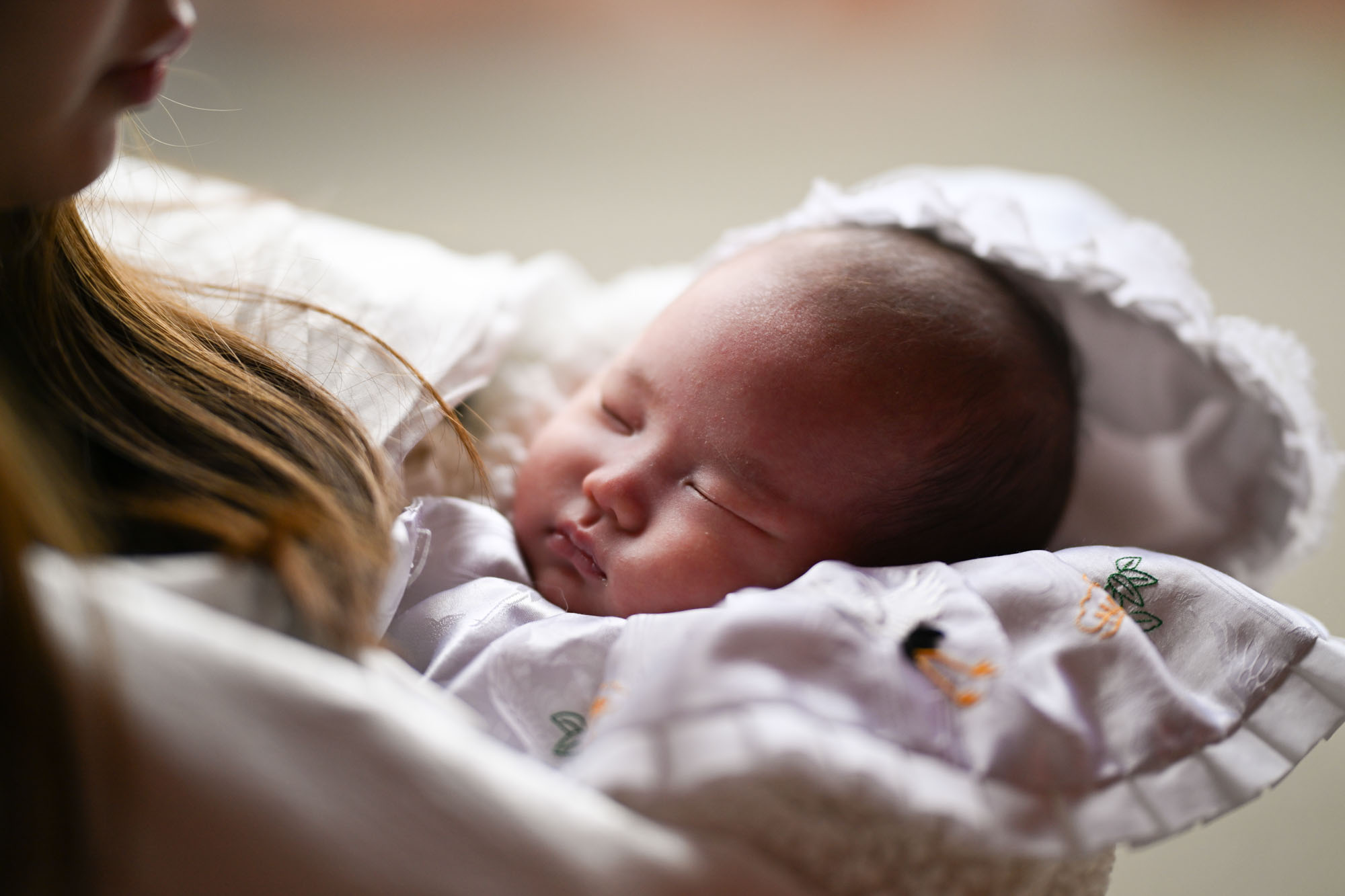 20年後の赤ちゃんに届ける贈り物。大宮氷川神社の穏やかな光と雨音に包まれて、産着（掛け着）の中でスヤスヤ眠る赤ちゃんの寝顔。
