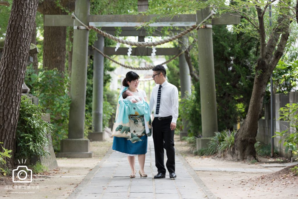 越谷香取神社でお宮参りをする夫婦