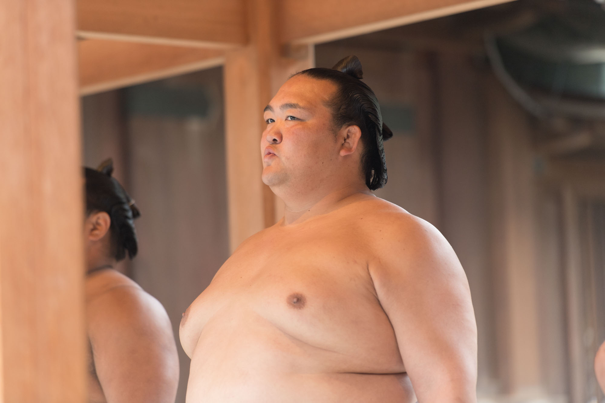 画像 大宮氷川神社の境内で撮影中に遭遇した元横綱・稀勢の里さん。