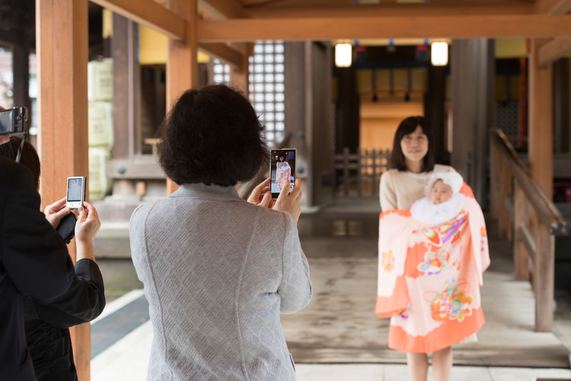 画像 赤ちゃんをスマホで撮るママの姿。20年後、この写真を見て当時の様子を懐かしむ日が来ることを願って。