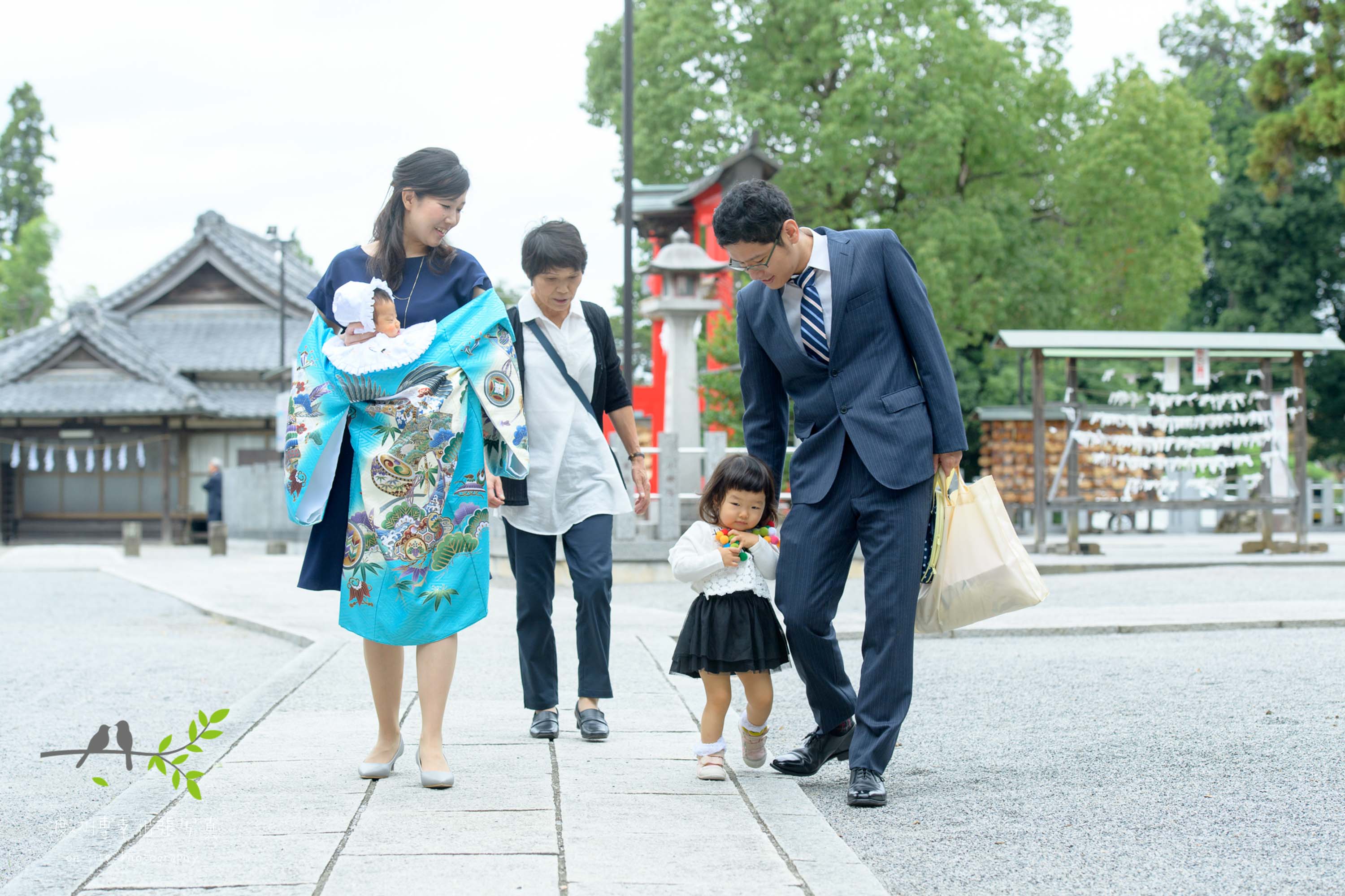 神社の参道を歩く家族