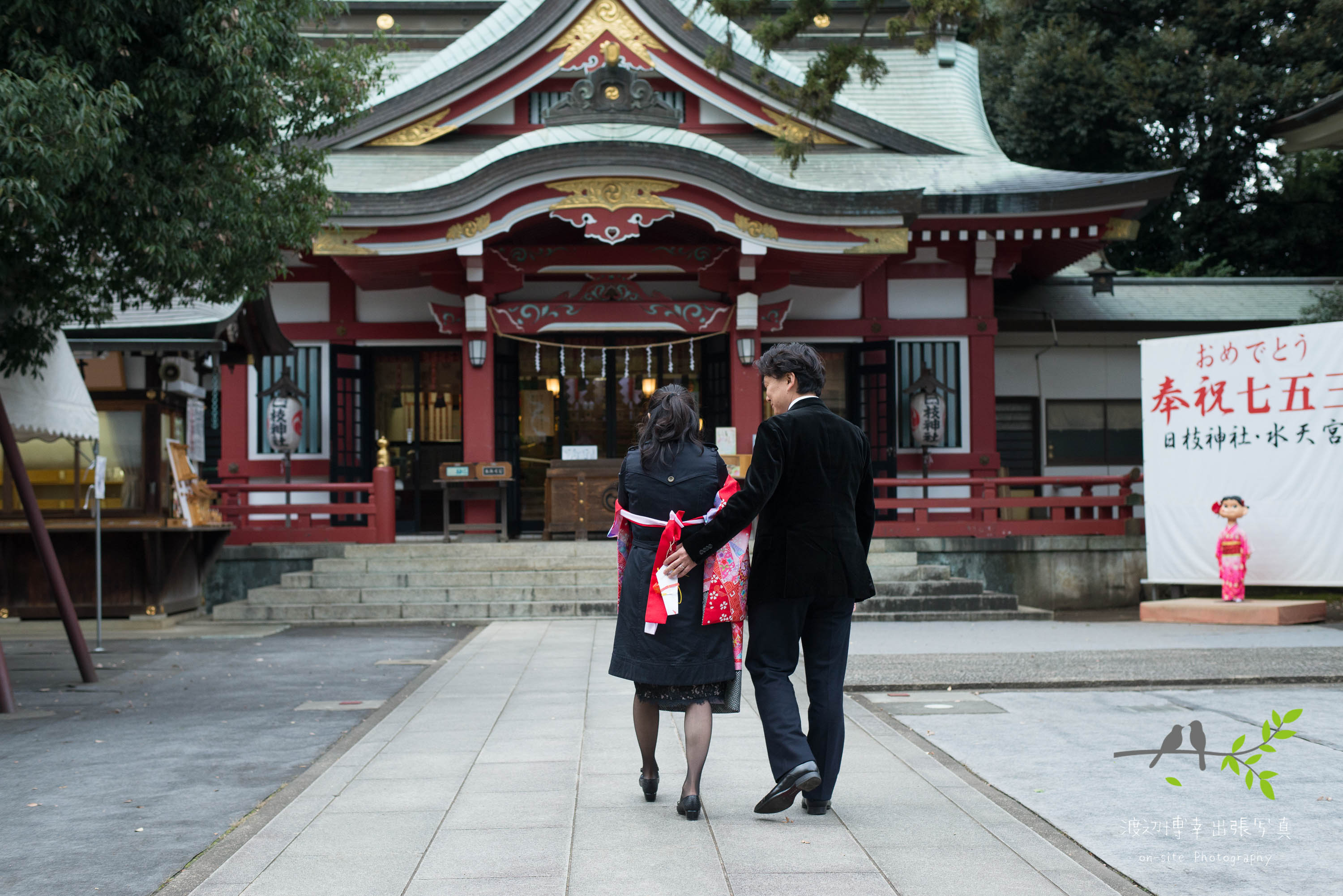 神社参道を歩く夫婦の後ろ姿