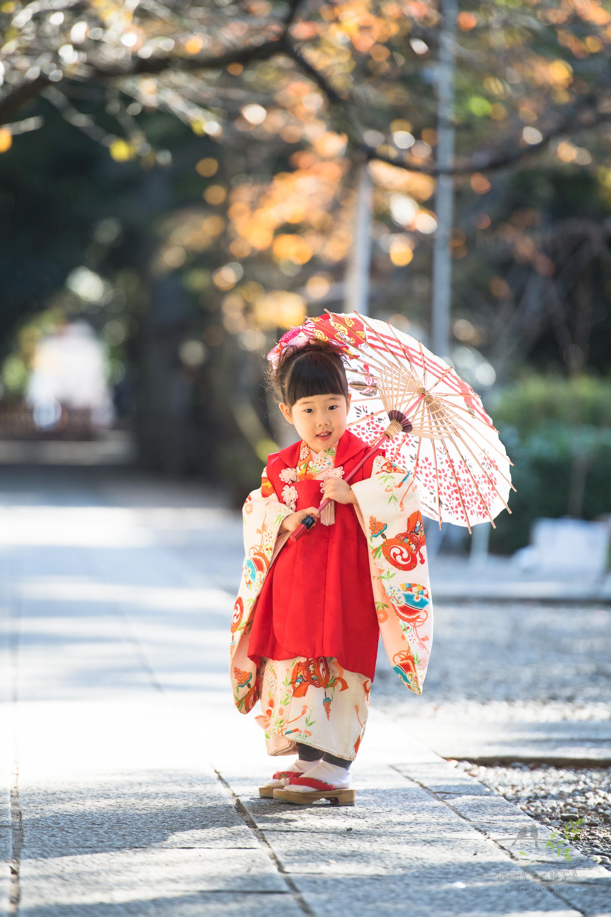 和傘を持つ七五三の着物姿の女の子