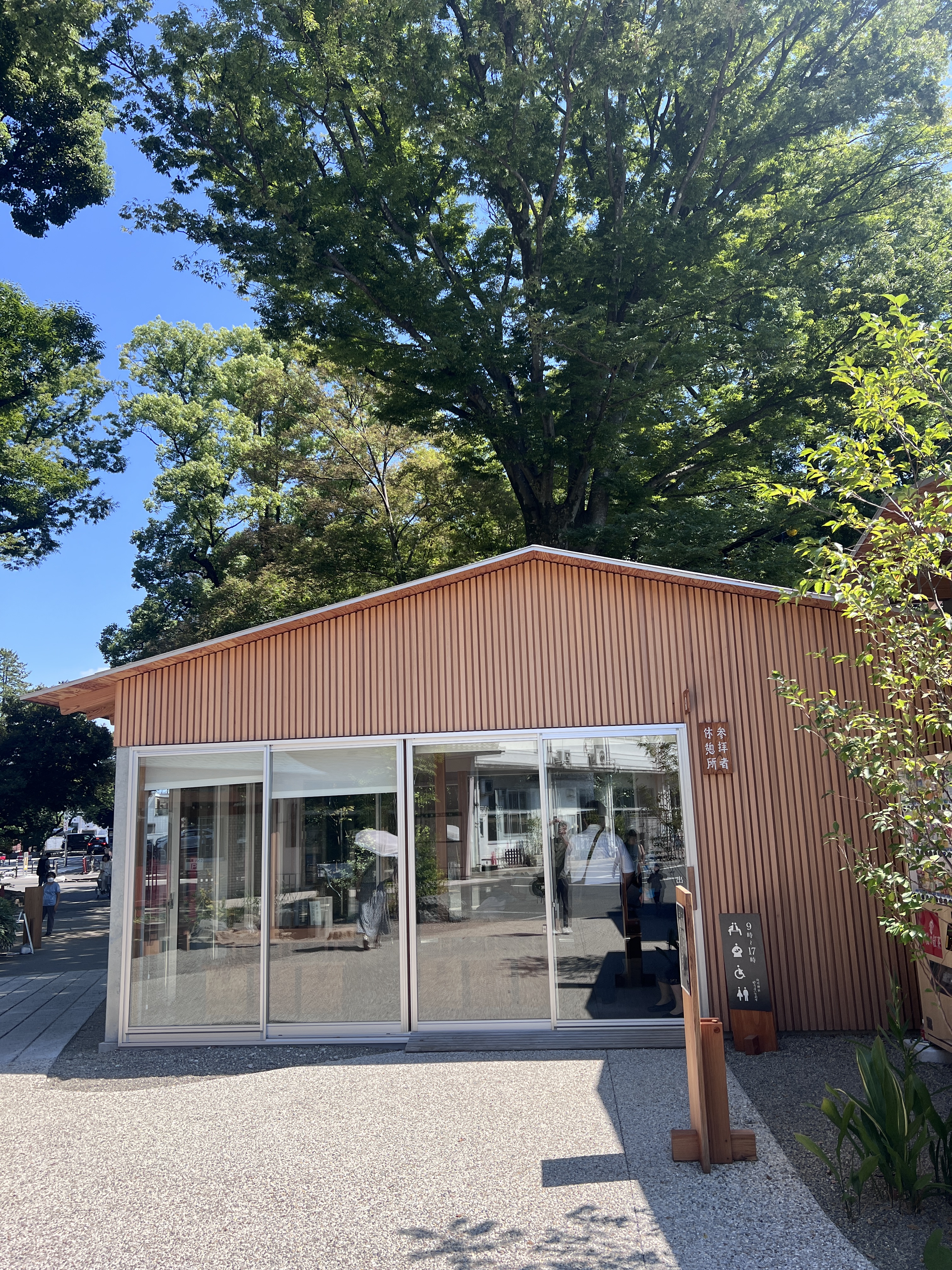 画像 大宮氷川神社の休憩所「ゆうすいてらす」。夏のお宮参りでも冷房の効いた屋内で水分補給しながら撮影を進めます。