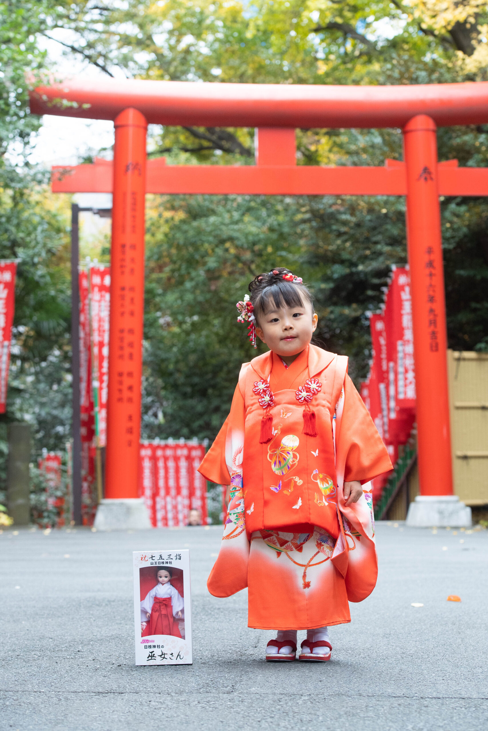 リカちゃん人形と記念撮影｜日枝神社で七五三出張撮影