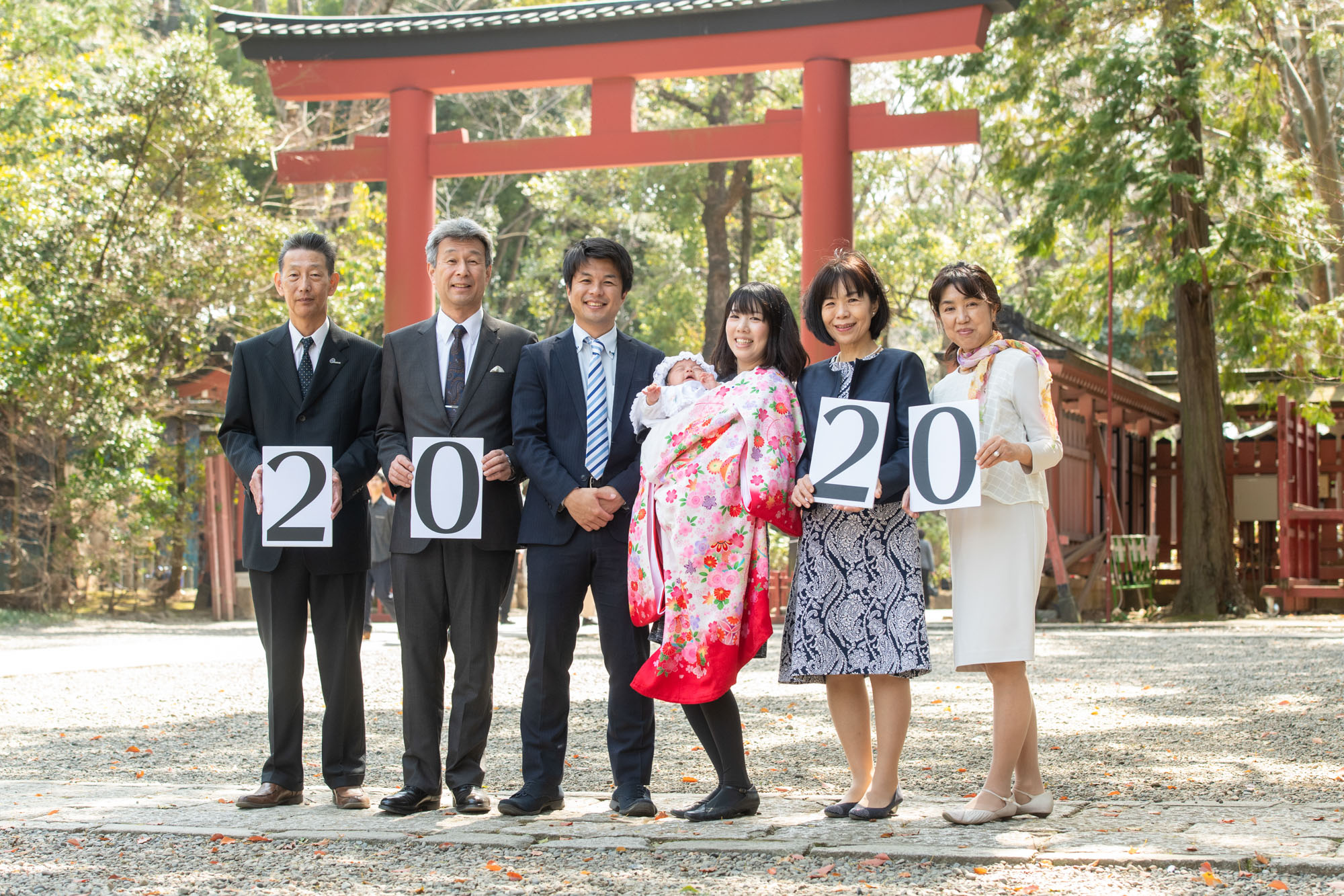 大宮氷川神社の三の鳥居で撮影したお宮参り写真