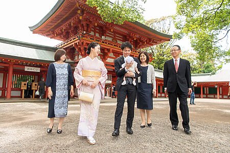 祖父母さまも一緒で安心！記念に残る大宮氷川神社でのお宮参りの撮影