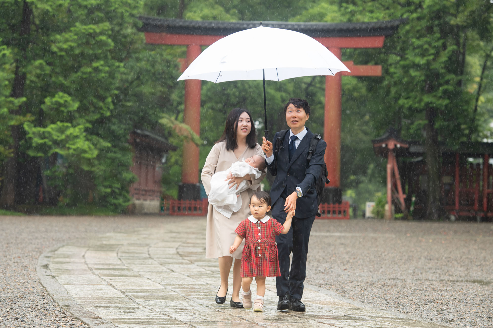 雨の日も安心！大宮氷川神社で撮るお宮参りの美しい記念写真