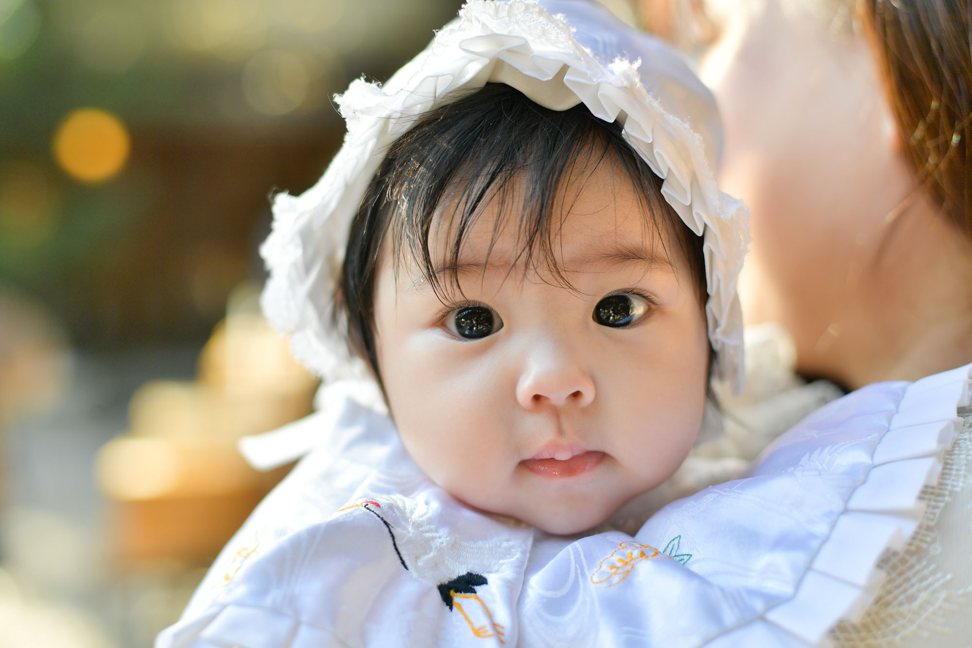目がクリットした。川越氷川神社にお宮前に来た赤ちゃんのアップの写真。