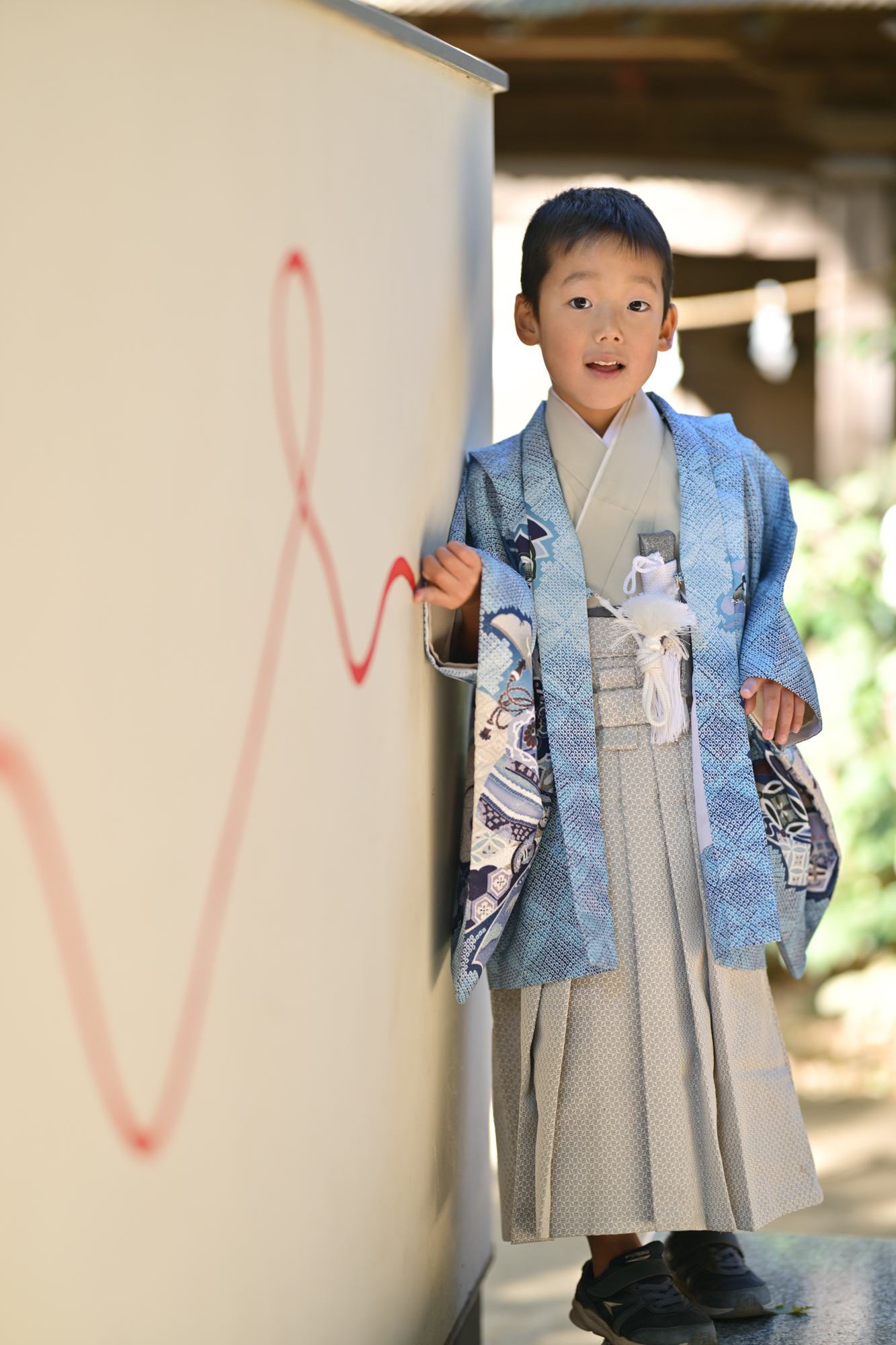 画像 きれいな光が差し込む川越氷川神社の赤い糸ベンチで、七五三の男の子
