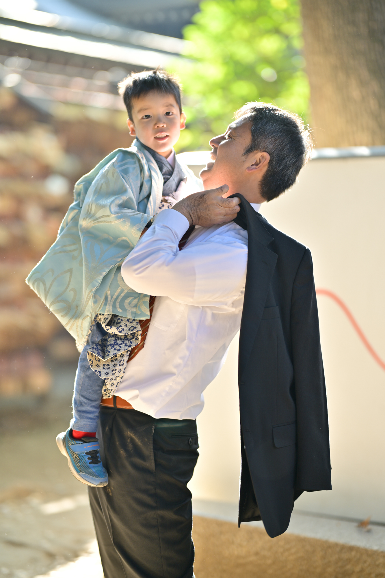 画像 12月の柔らかな冬の光の中、川越氷川神社で袴姿の3歳男の子を優しく抱っこするパパの七五三撮影