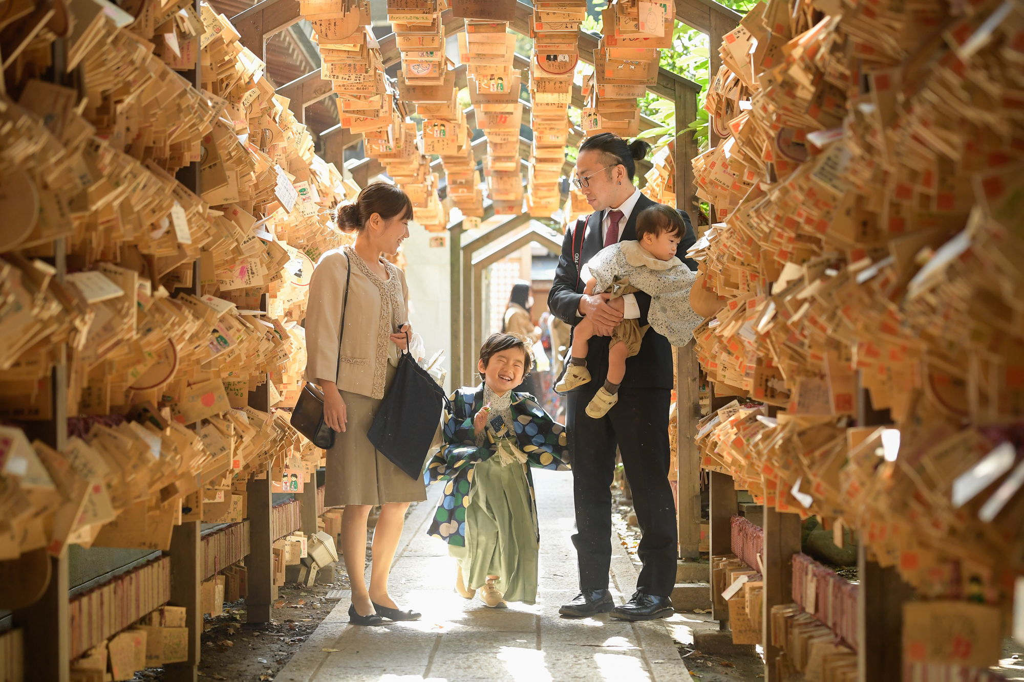 画像 川越氷川神社の絵馬トンネルを袴姿で楽しそうに走る5歳の男の子
