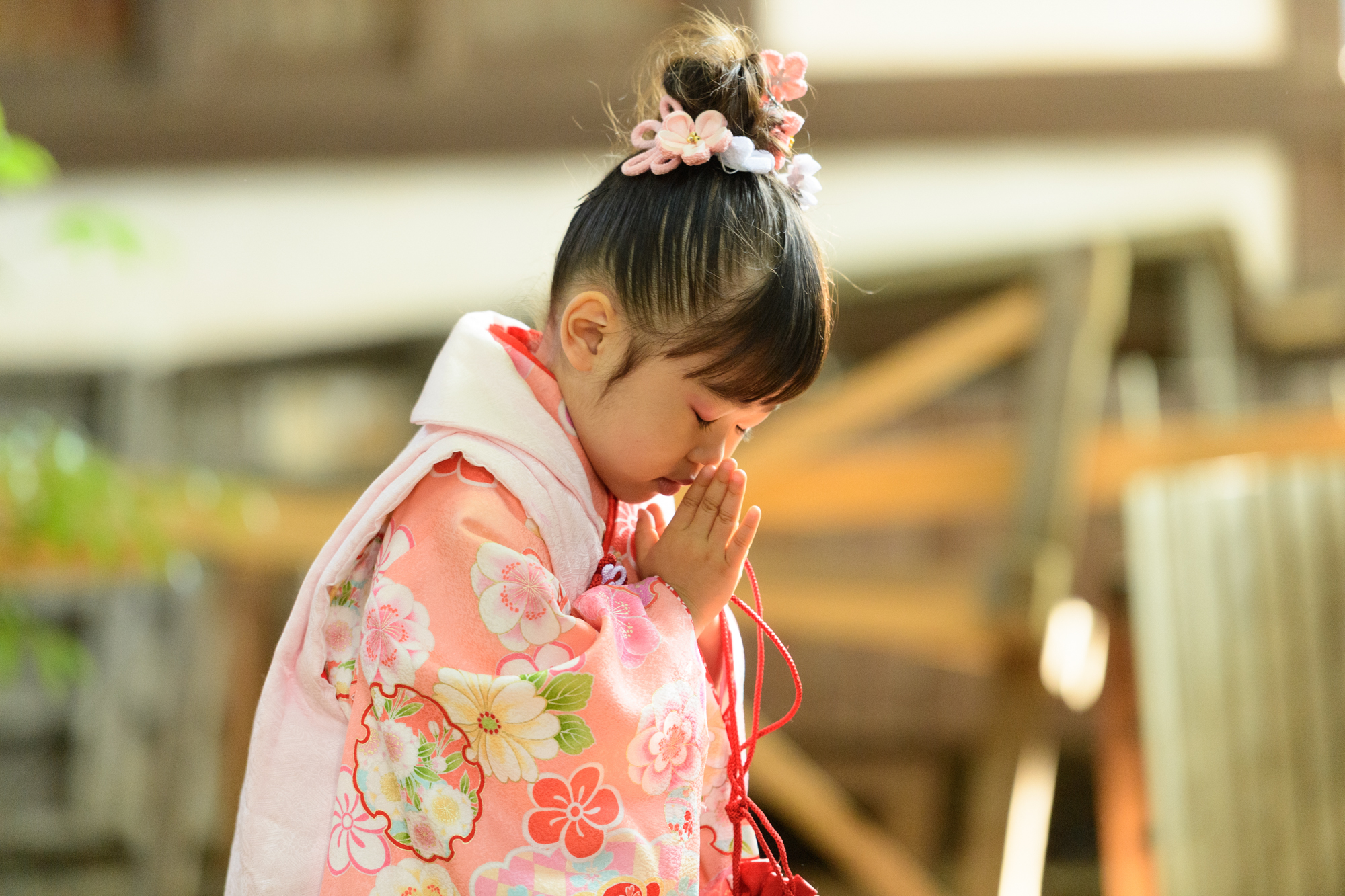 画像 ご祈祷を終えて神様にご挨拶。川越氷川神社で七五三のお参りをする3歳女の子の記念写真