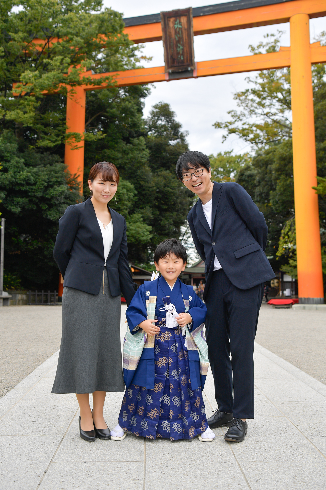 画像 川越氷川神社の巨大な赤鳥居前で5歳男の子の成長を祝う家族3人の七五三写真