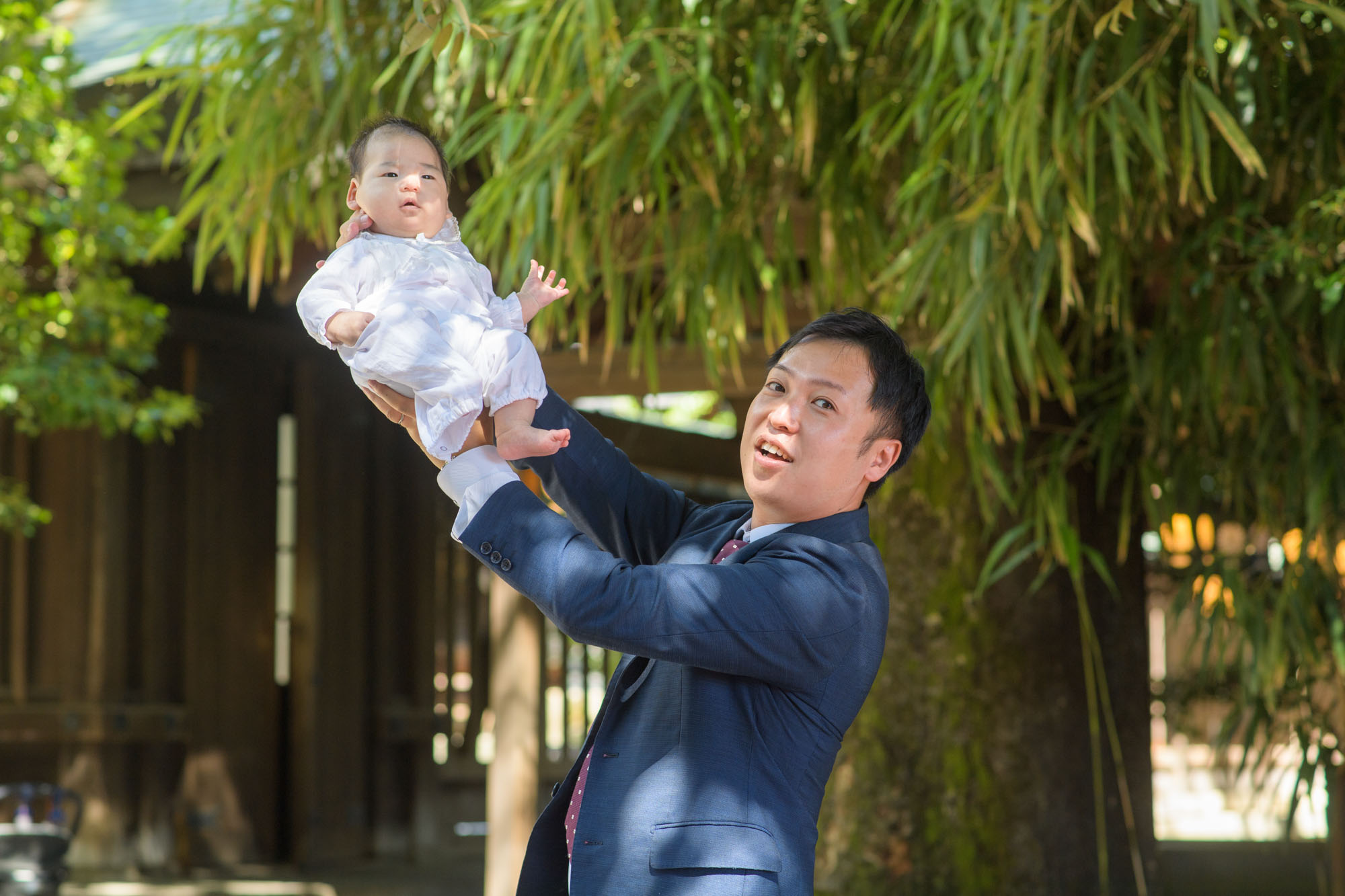 川越氷川神社のお宮参り、パパが高らかにに赤ちゃんを抱っこする写真