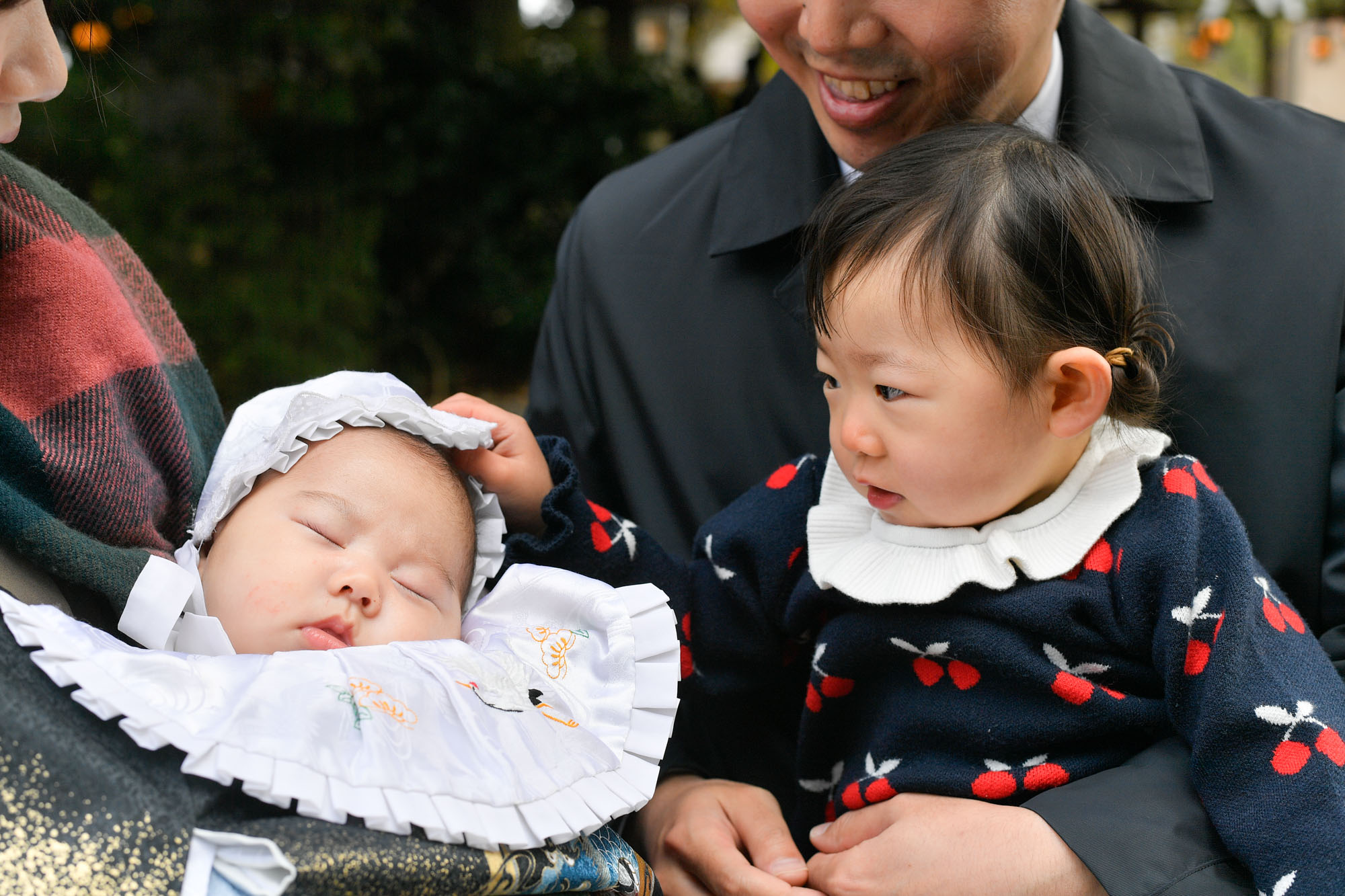 画像 赤ちゃんの頭にやさしく触れるお姉ちゃん