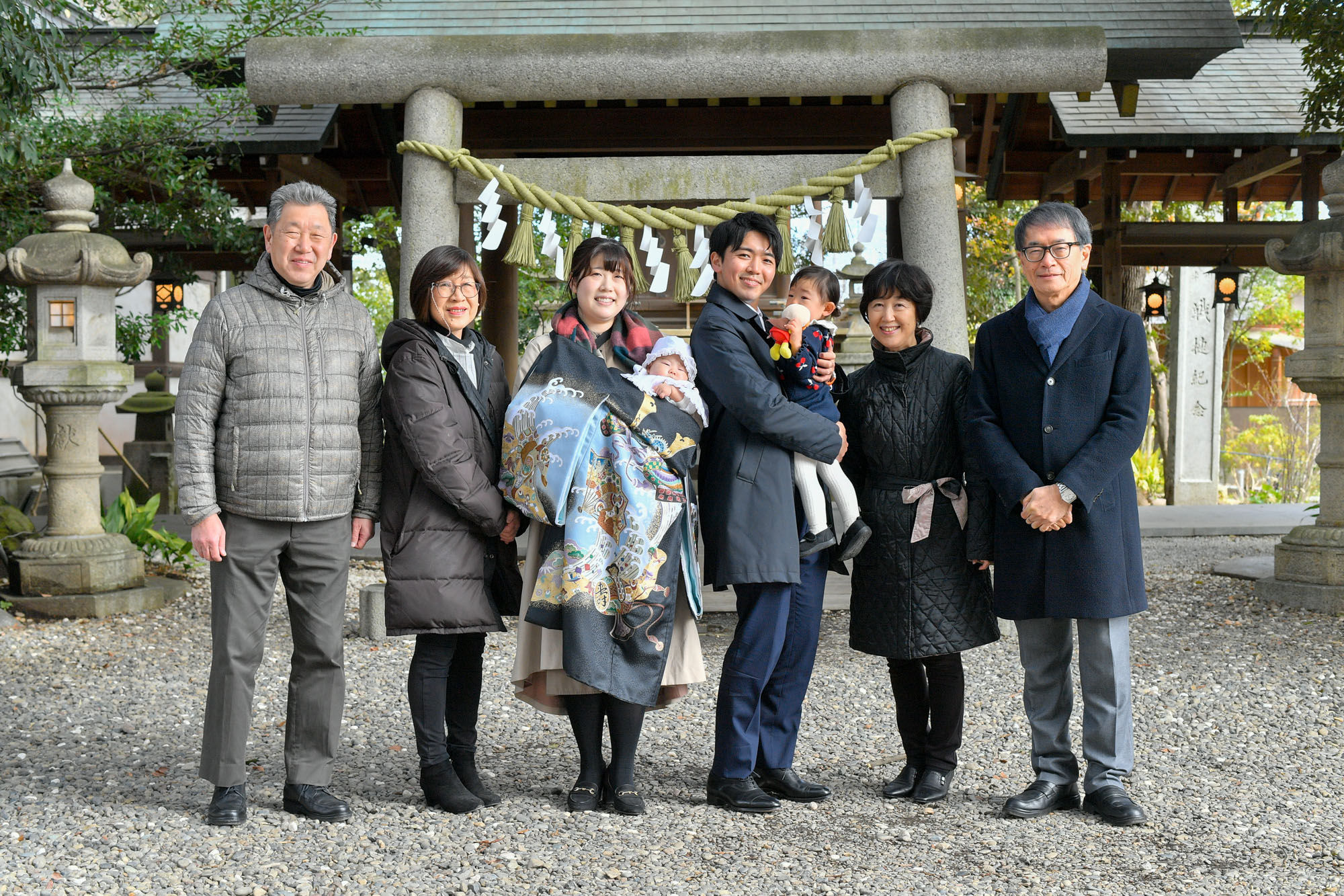 画像 石の鳥居の前で撮影したお宮参りの家族写真