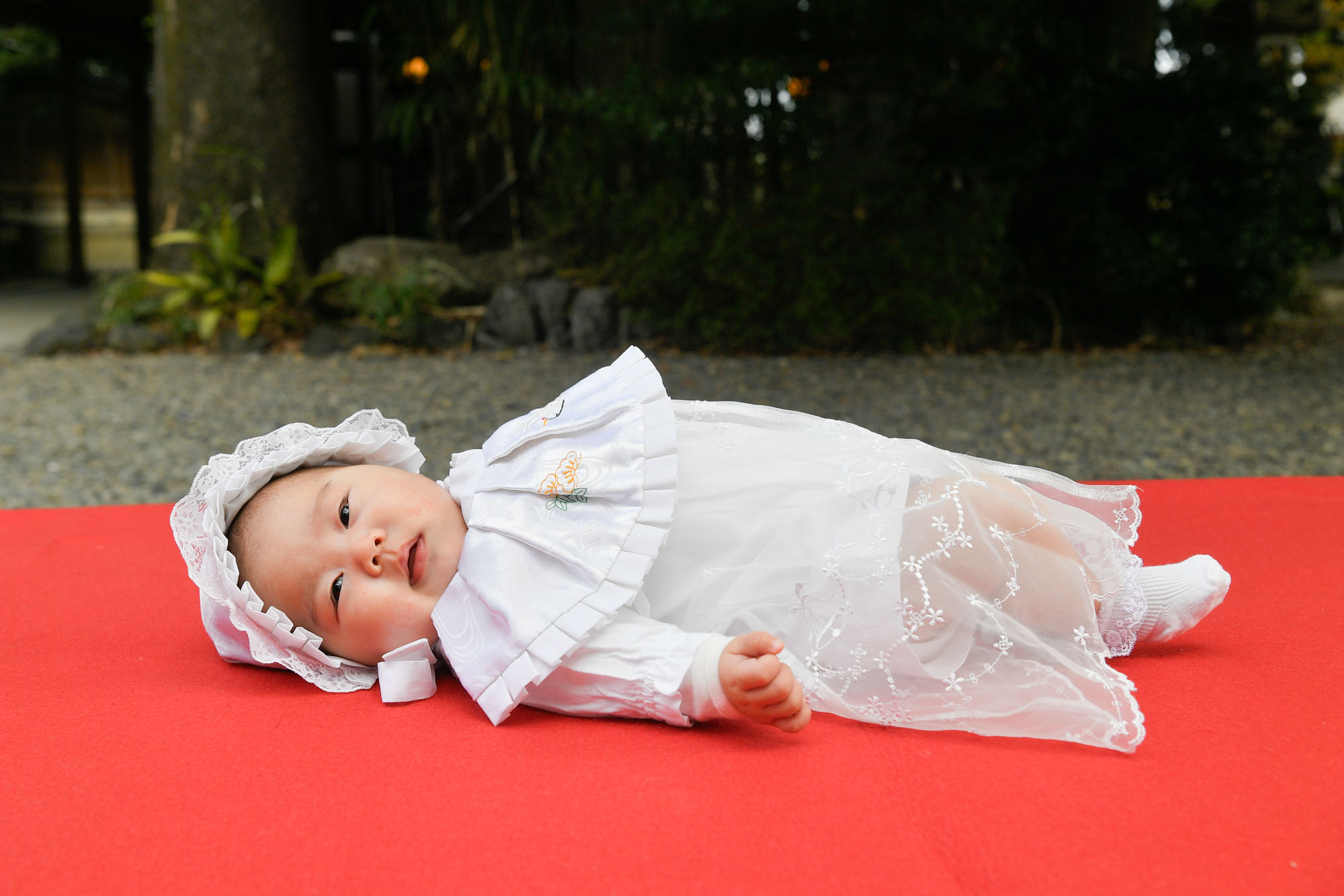 画像 赤い縁台の上で眠る川越氷川神社のお宮参りの赤ちゃん