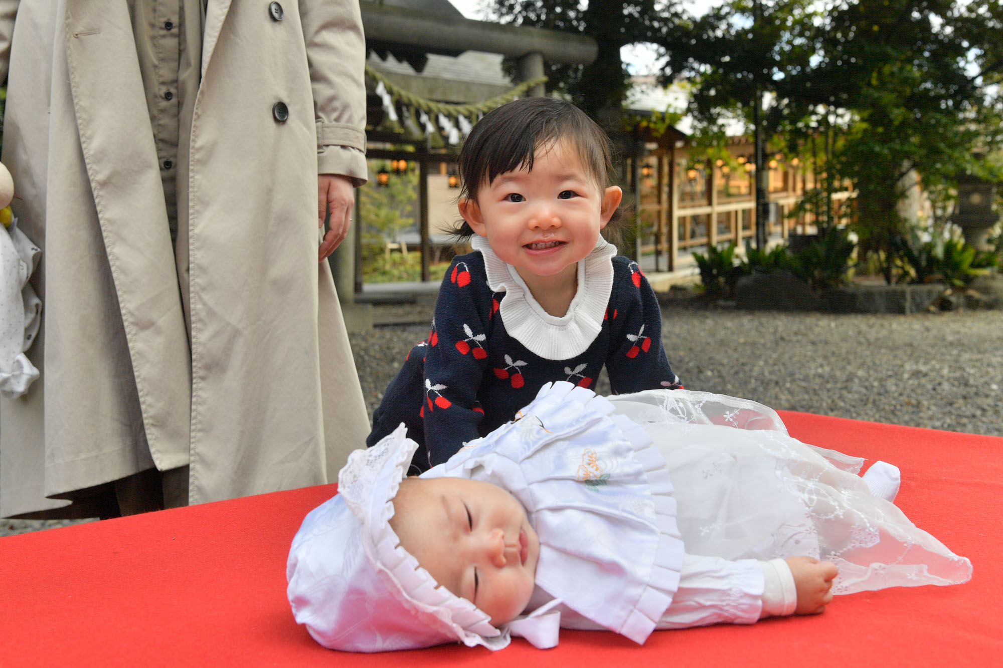 画像 赤ちゃんをのぞき込んで笑うお姉ちゃん