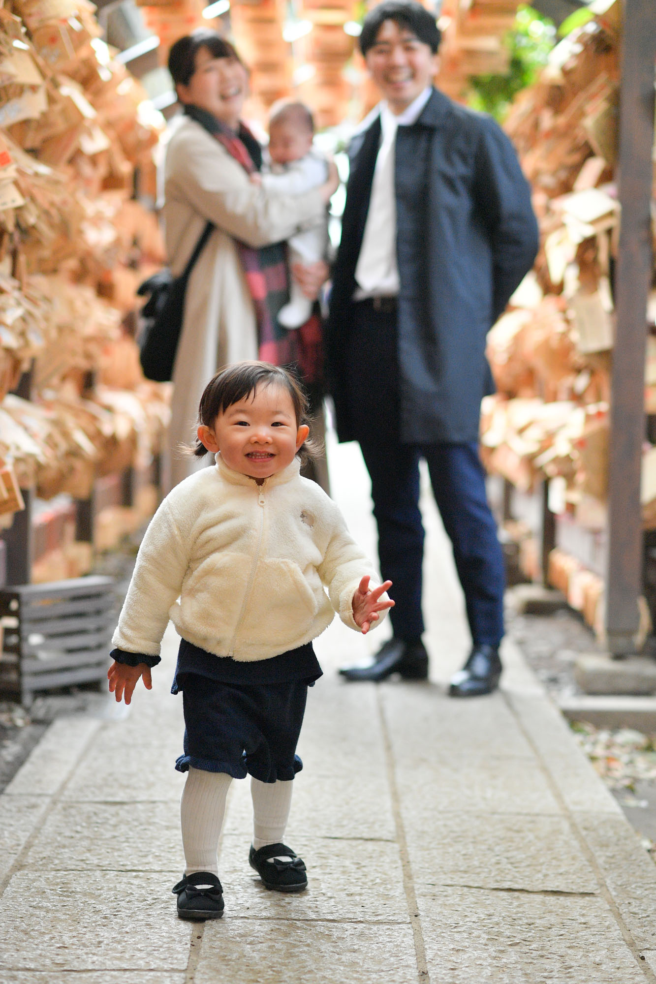 画像 絵馬トンネルの下で赤ちゃんを抱くお母さまとご家族