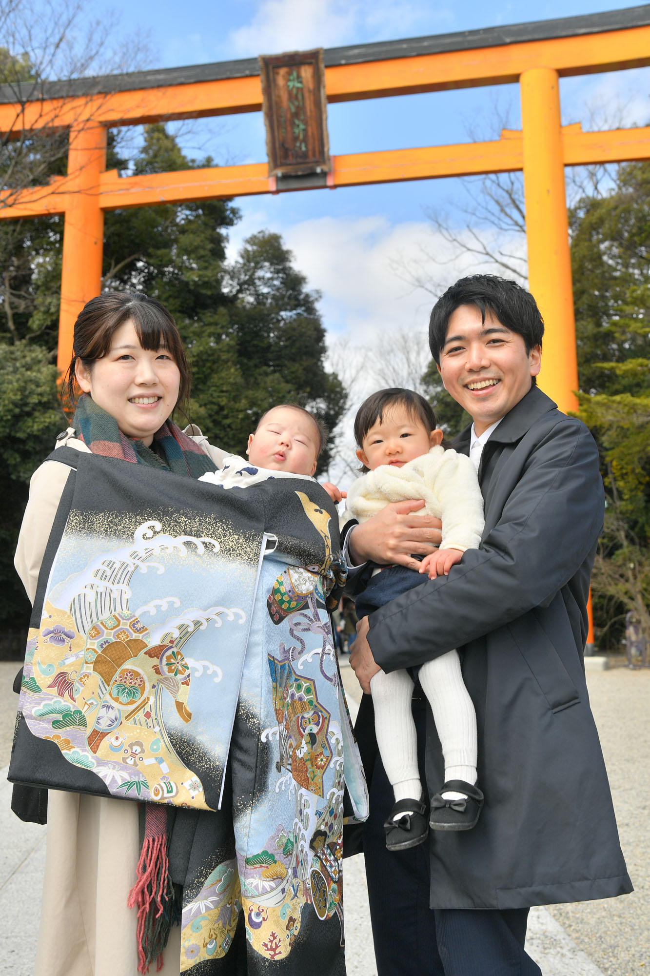 画像 赤い大きな鳥居の前で撮影した家族の記念写真