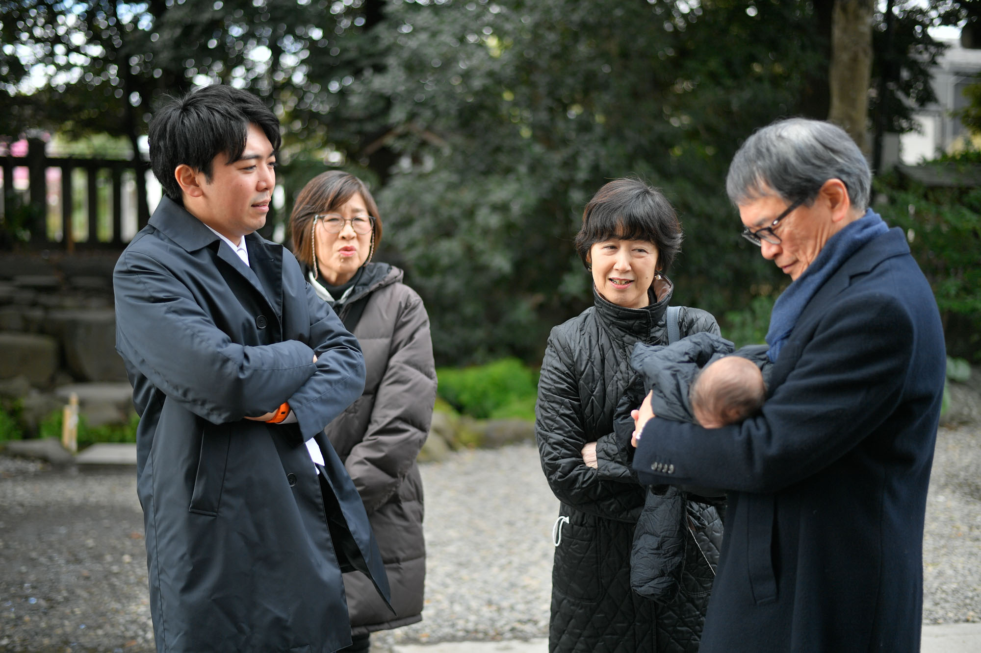 画像 赤ちゃんを見つめるパパとご家族