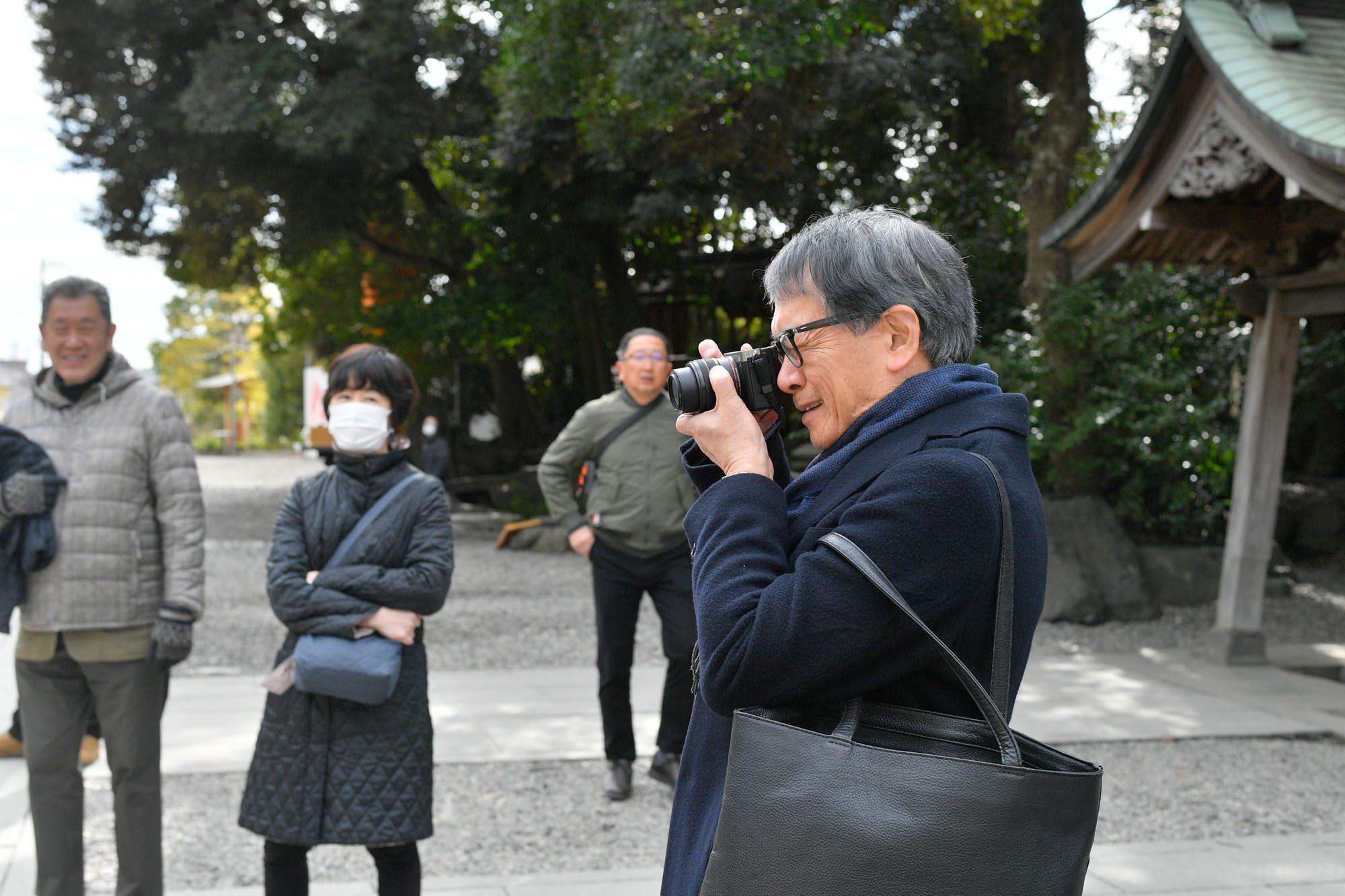 画像 川越氷川神社でお宮参りの様子を見守る祖父