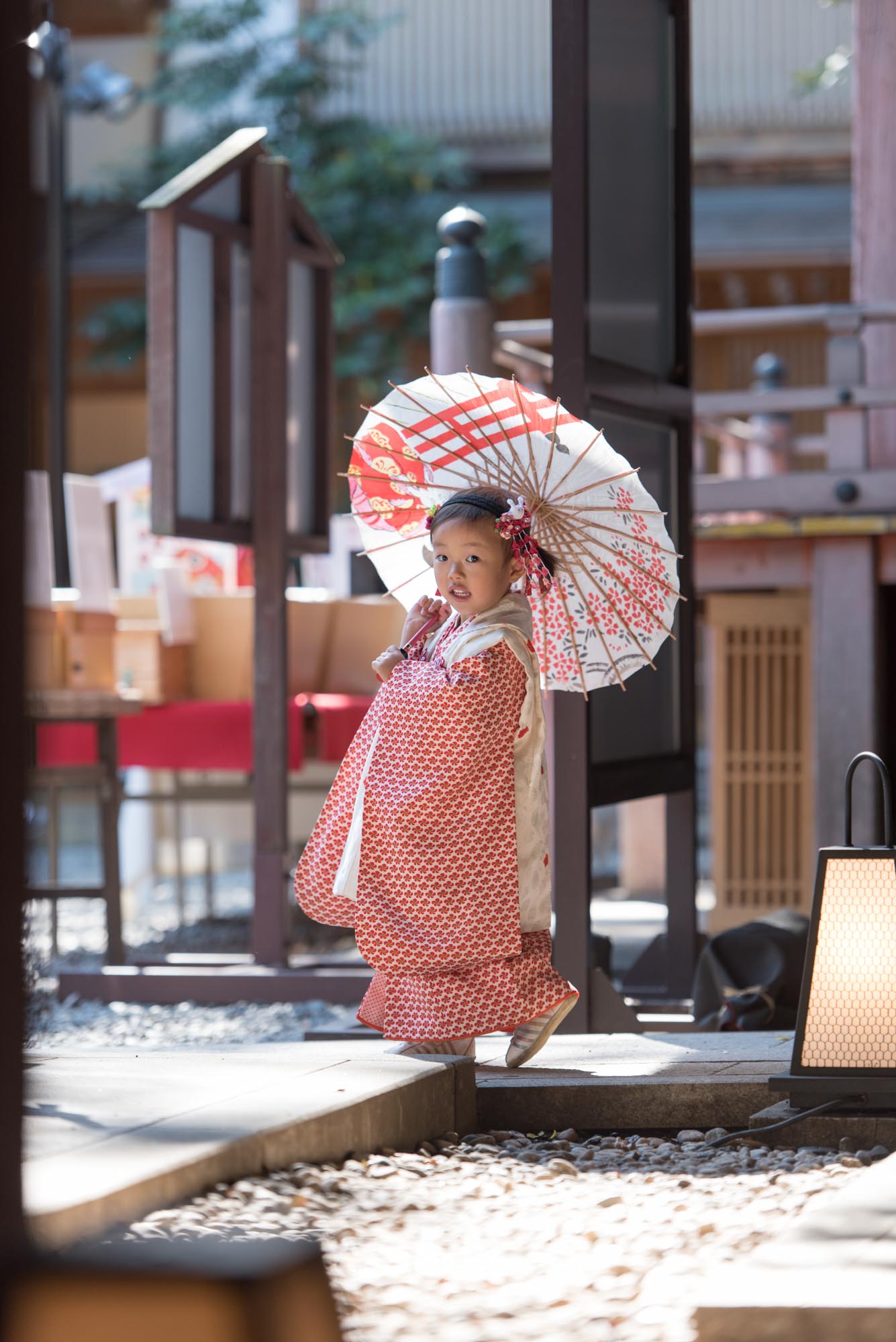 川越氷川神社で自然な表情を残した七五三写真