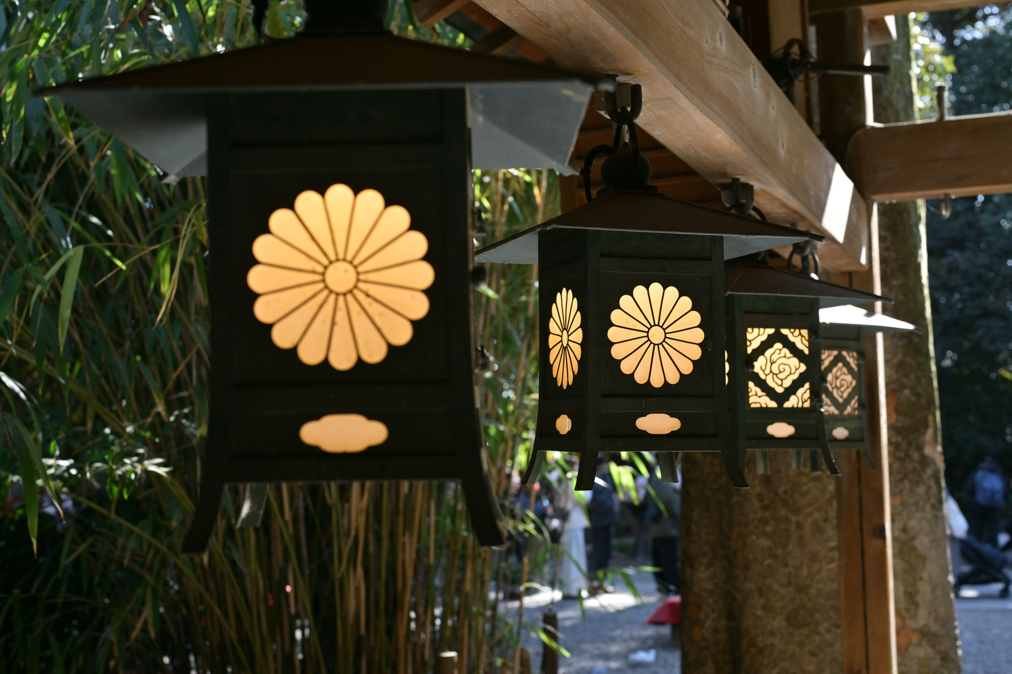 川越氷川神社の街道屋根の下にある印象的な灯籠