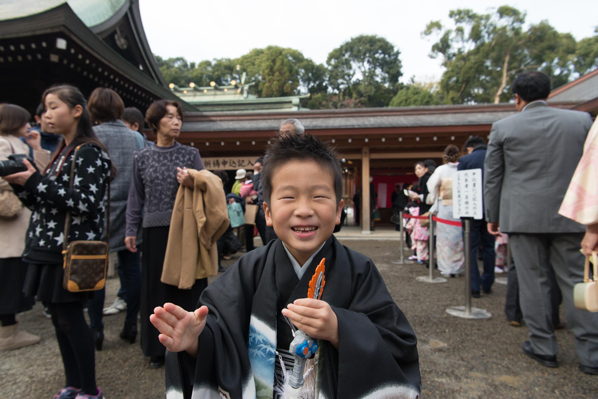 さいたま市大宮氷川神社の七五三撮影レポートです。この日は3人きょうだいのうち、主役は5歳の男の子、7歳の女の子です。