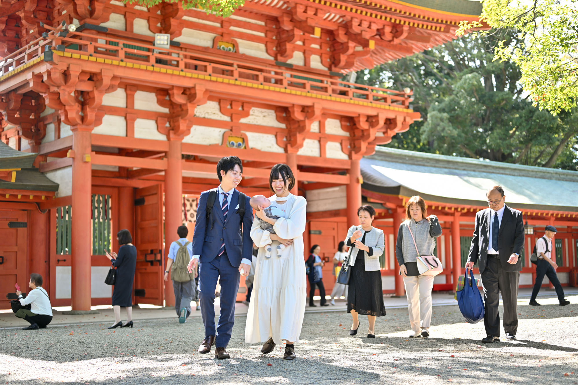 画像 大宮氷川神社のお宮参り赤ちゃんを抱っこして楼門から境内を歩く。若いご夫婦