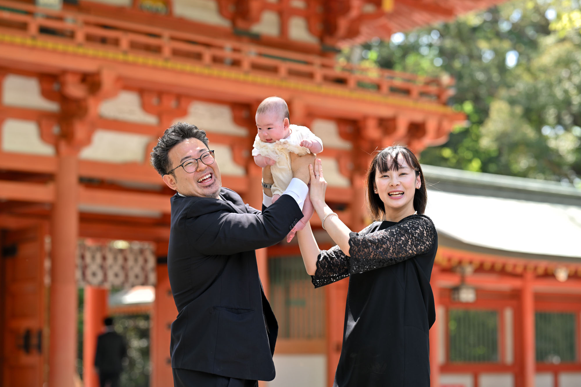 大宮氷川神社のお宮参りで赤ちゃんを二人でライオンキングの様に持ち上げる御夫婦