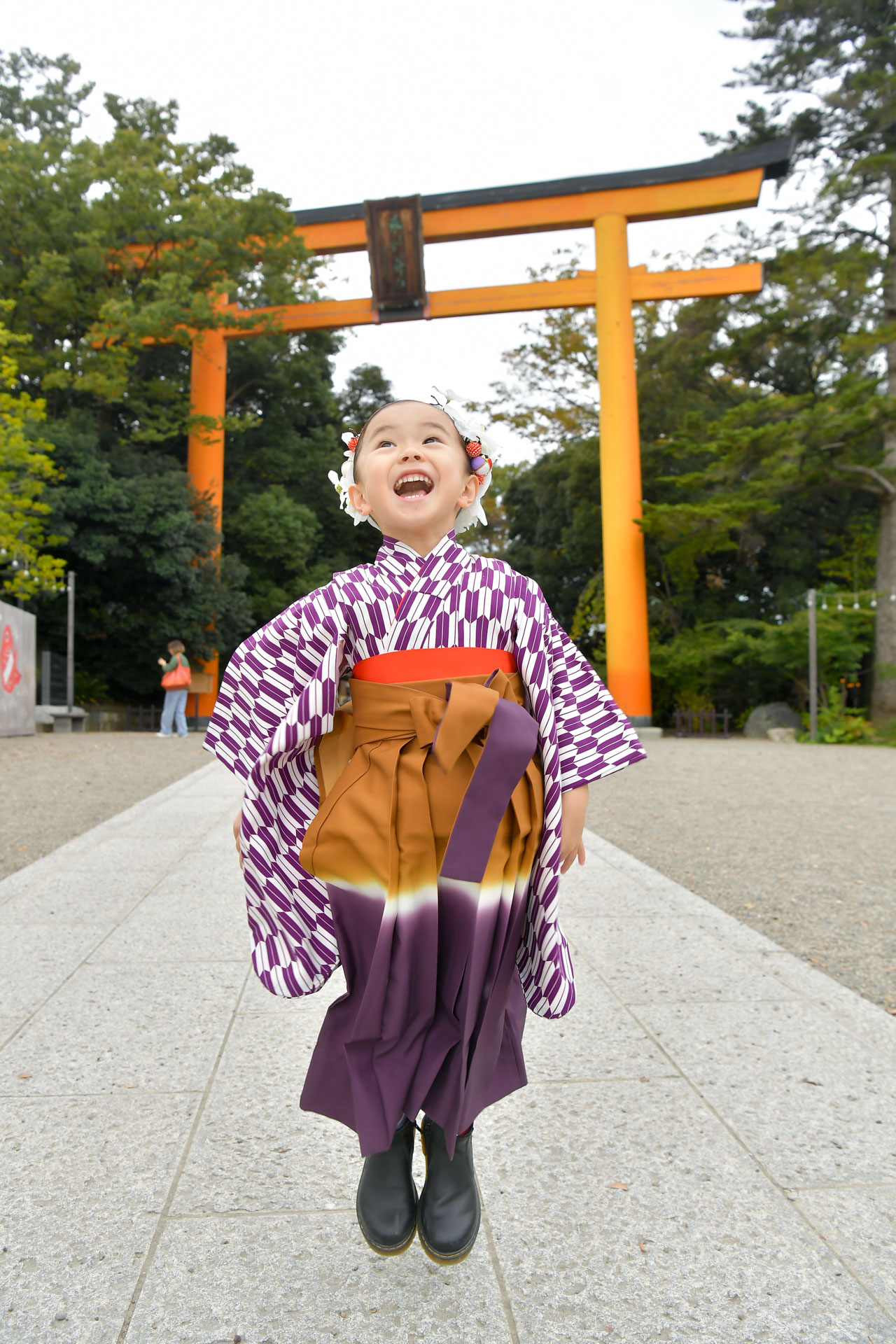 川越氷川神社の大鳥居で撮影した七五三写真