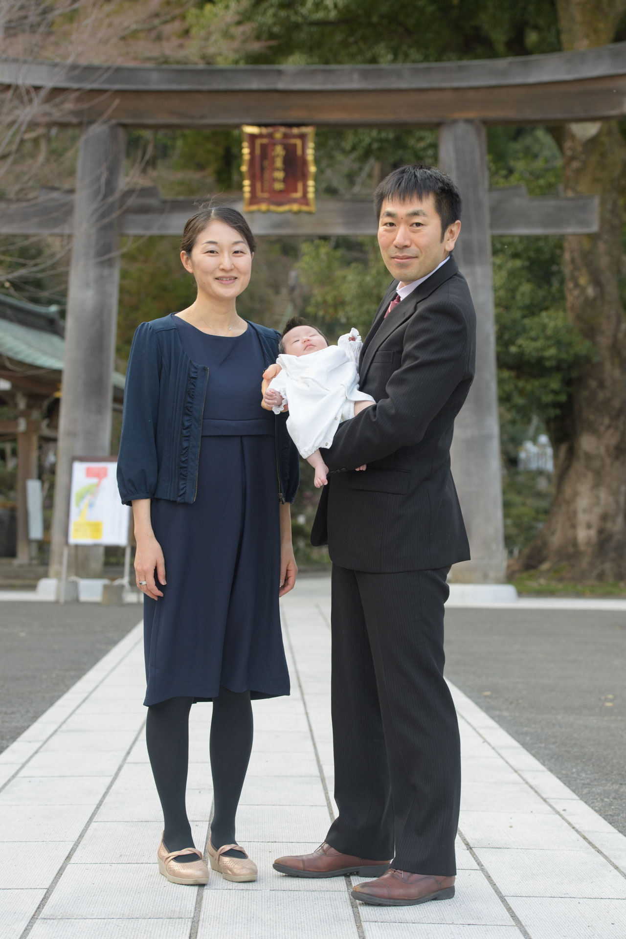 「高麗神社」と書かれた木製の鳥居
