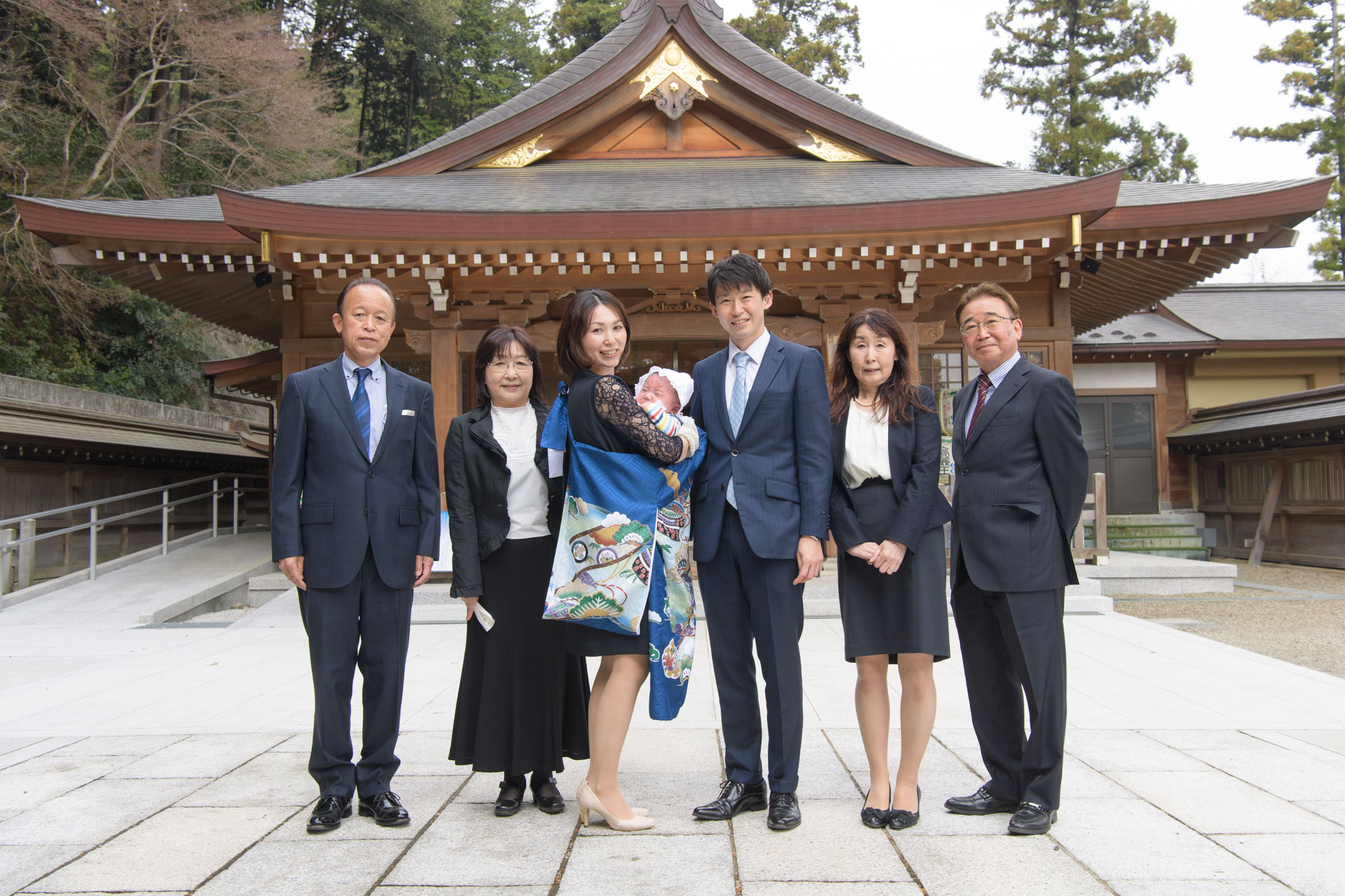 高麗神社でのお宮参り本殿前の集合写真
