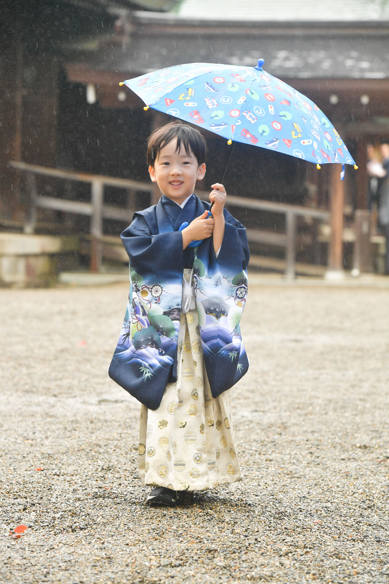 大宮氷川神社で撮影した傘を持つ男の子の七五三写真
