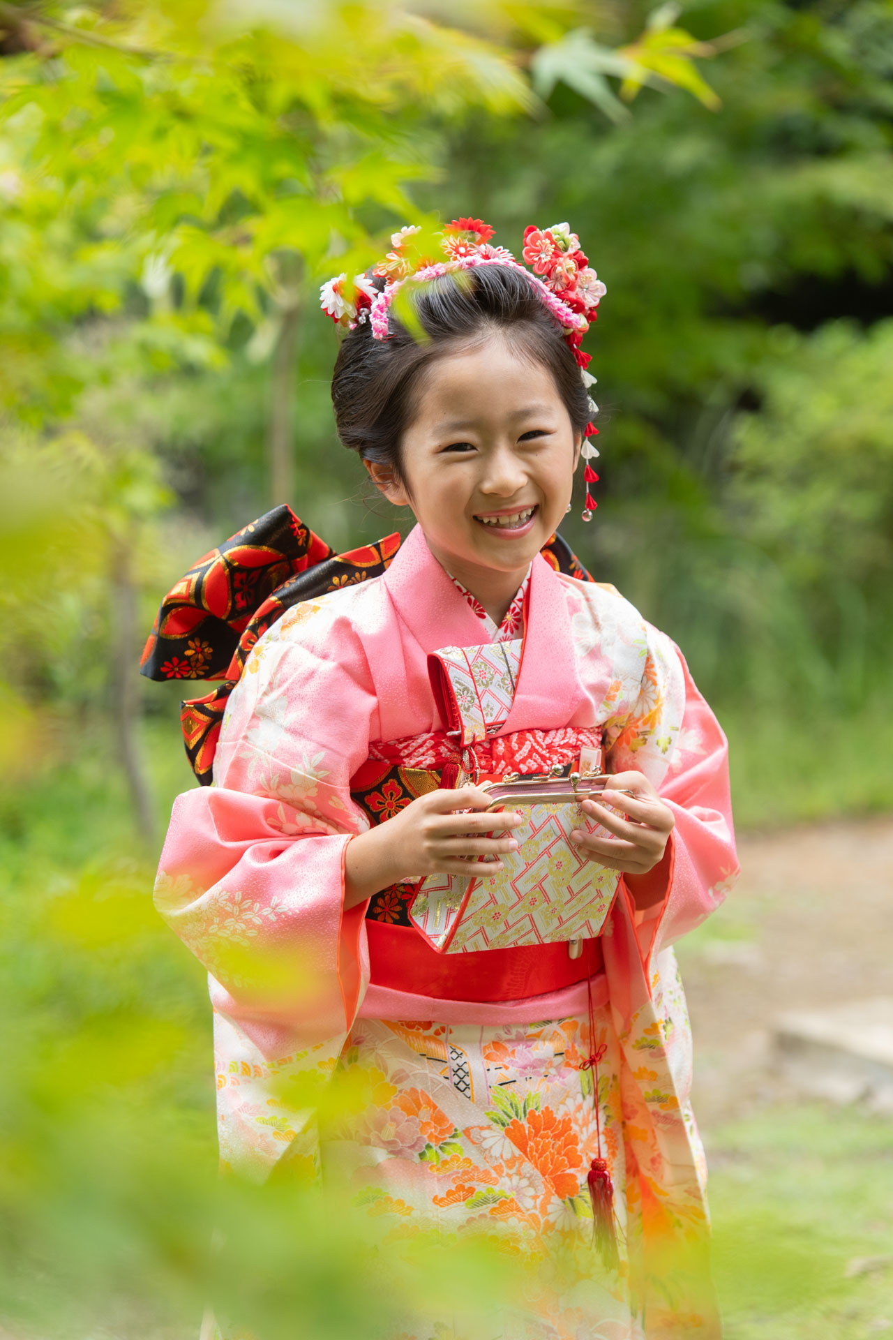 大宮氷川神社で撮影したこちらを見て微笑む女の子の七五三写真