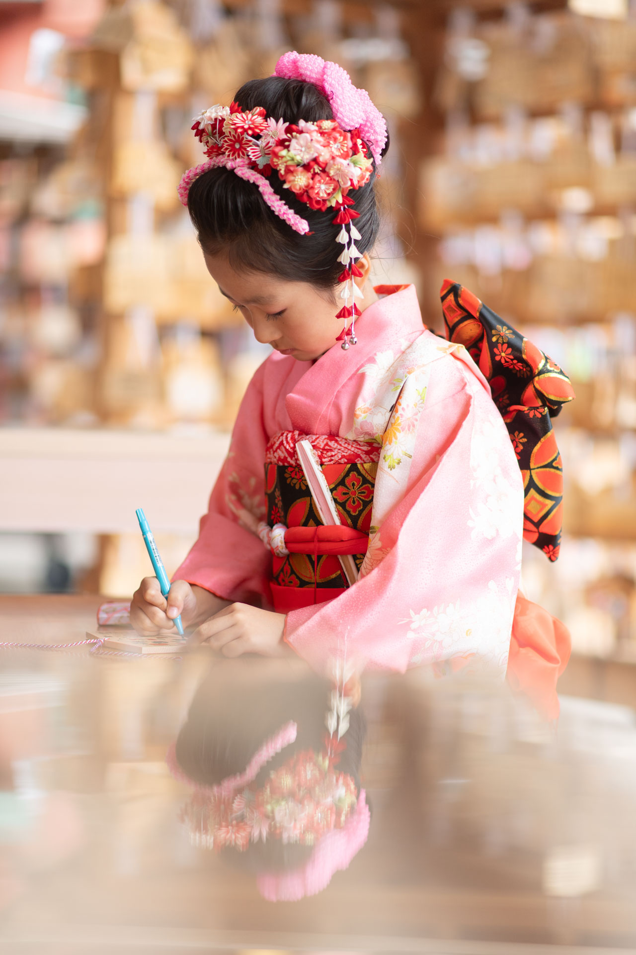 大宮氷川神社で撮影した絵馬を書く女の子の七五三写真