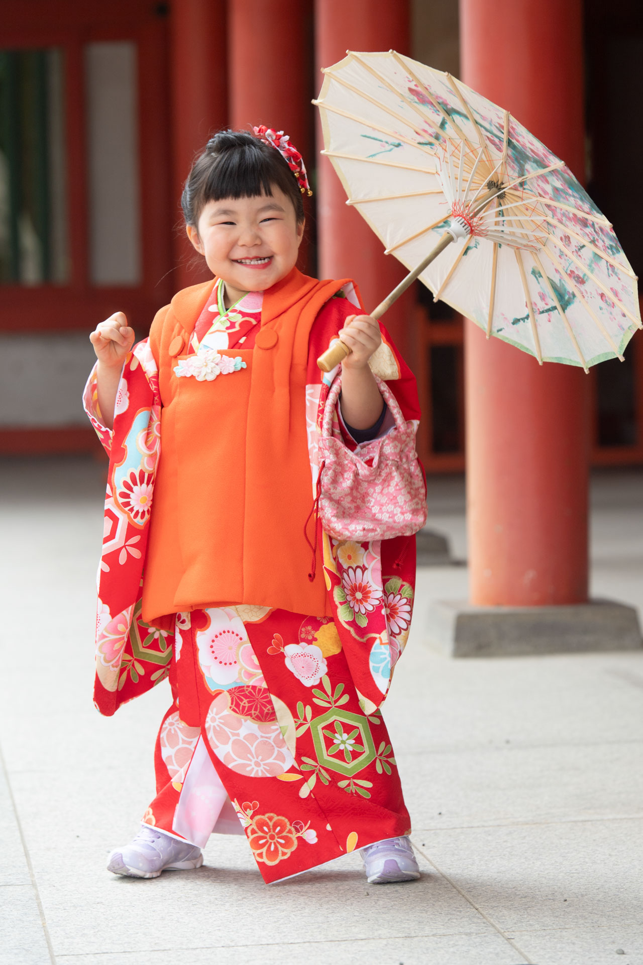 大宮氷川神社で撮影した傘を持つ女の子の七五三写真