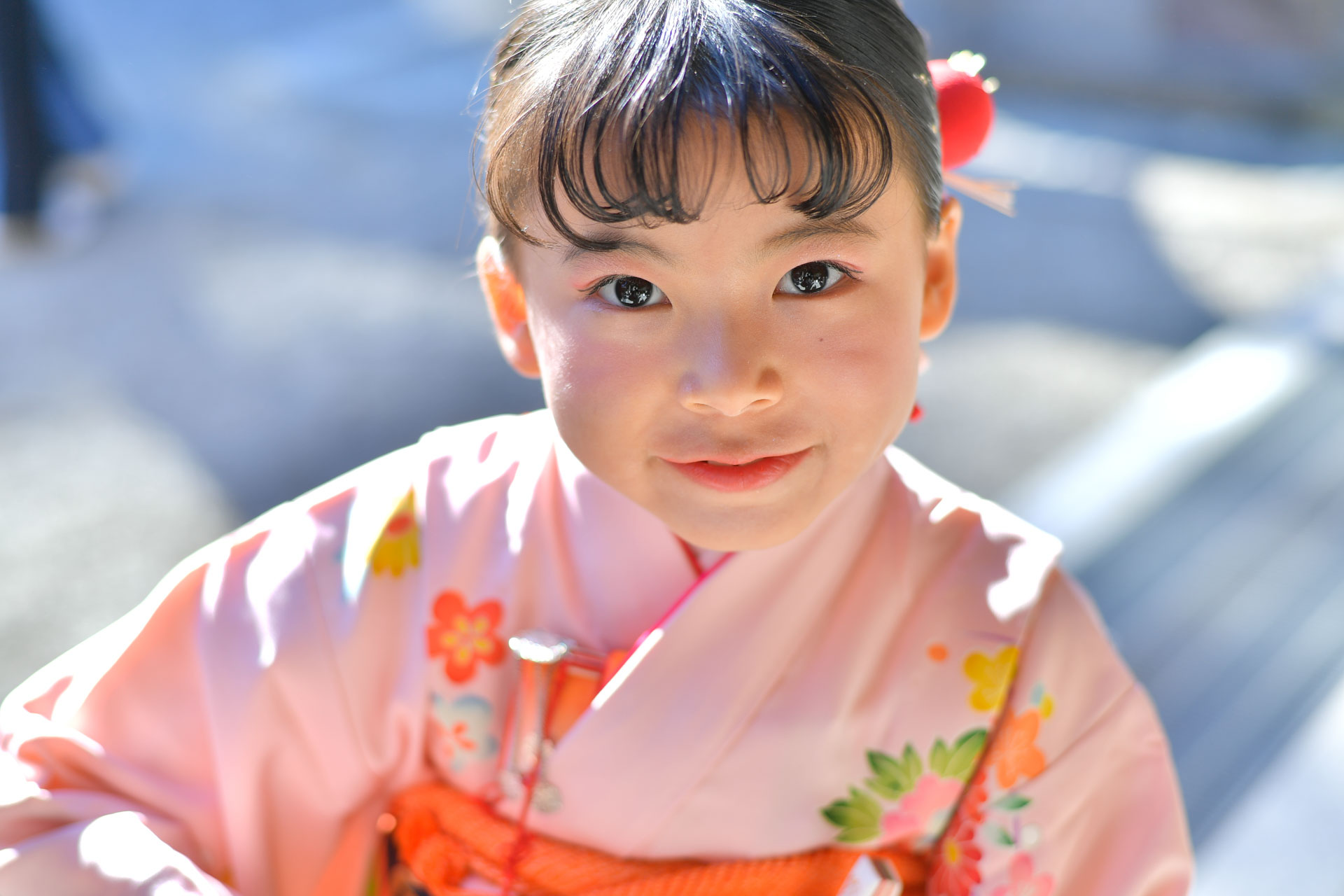 七五三撮影で笑顔を見せる子どもの写真