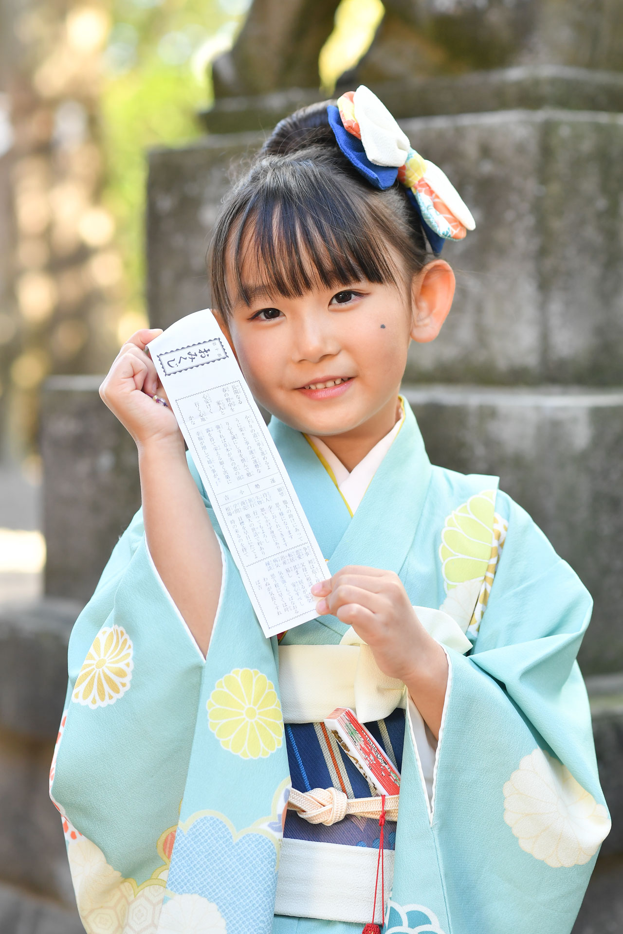七五三で着物姿の子どもを撮影した写真