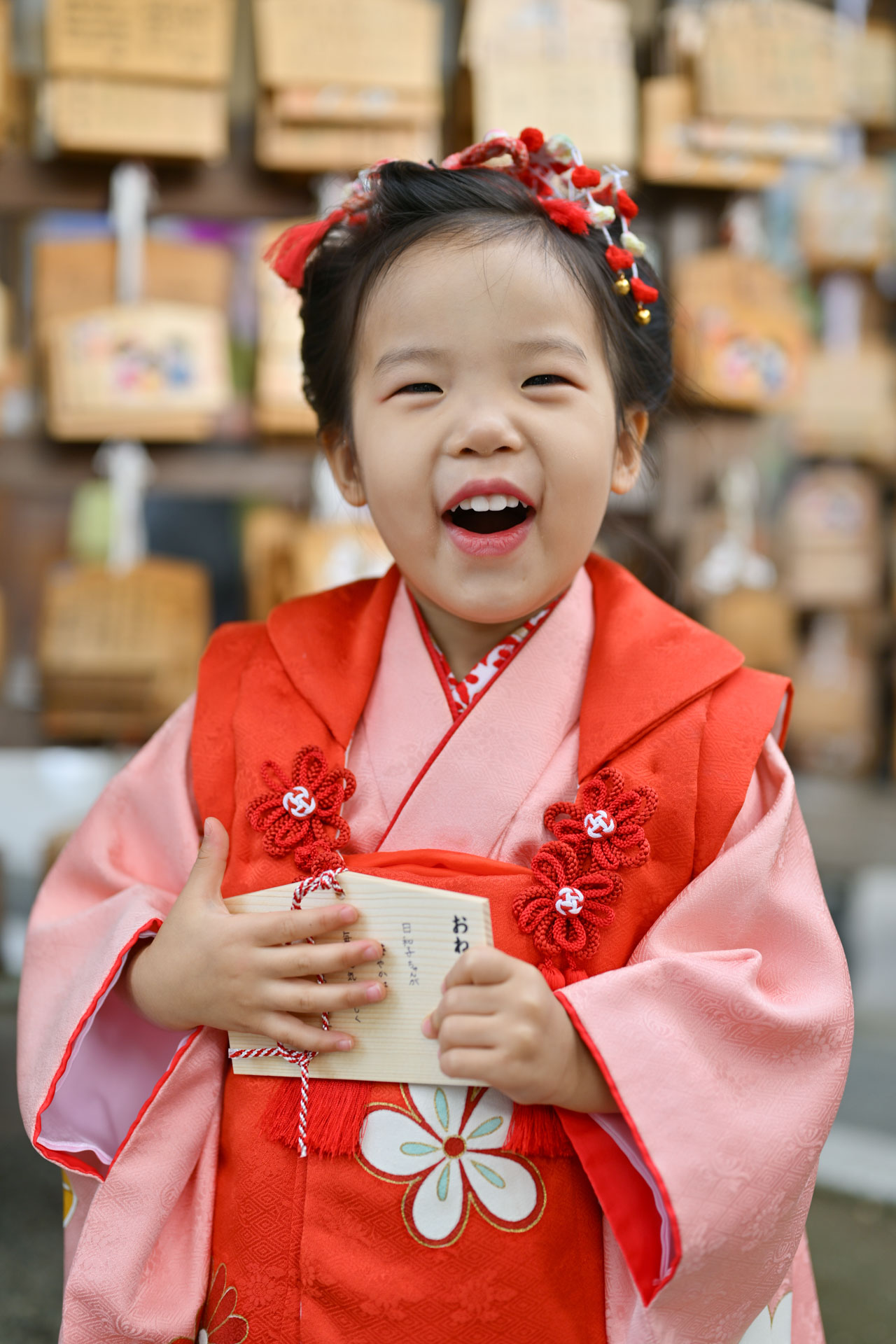 川越氷川神社で撮影した赤い着物を着る女の子の七五三写真