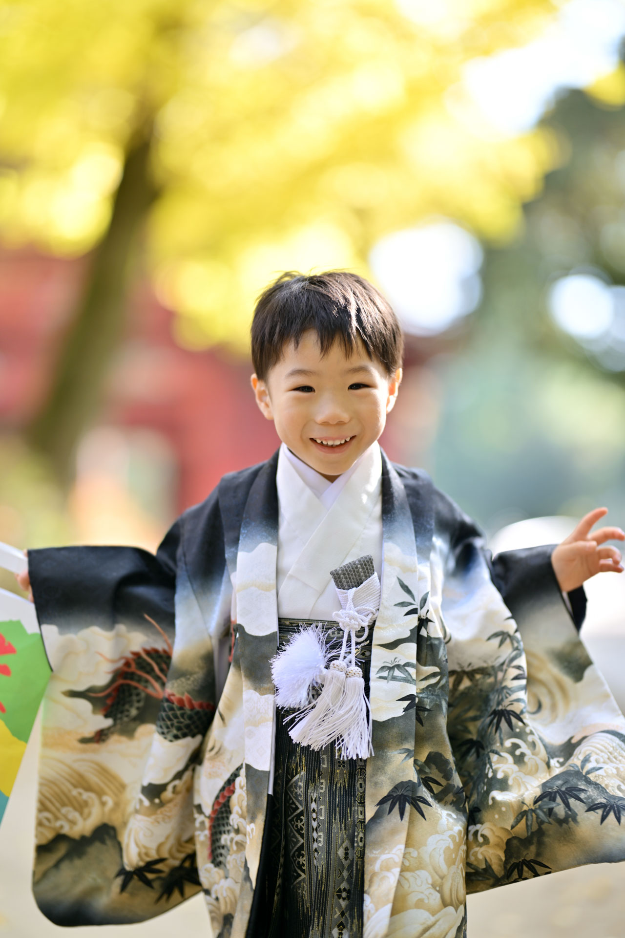 七五三で遊ぶように楽しく撮影している子どもの写真