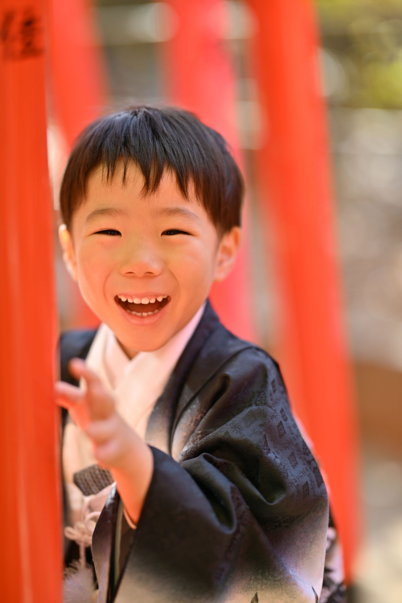 七五三で家族と一緒に過ごす子どもの写真