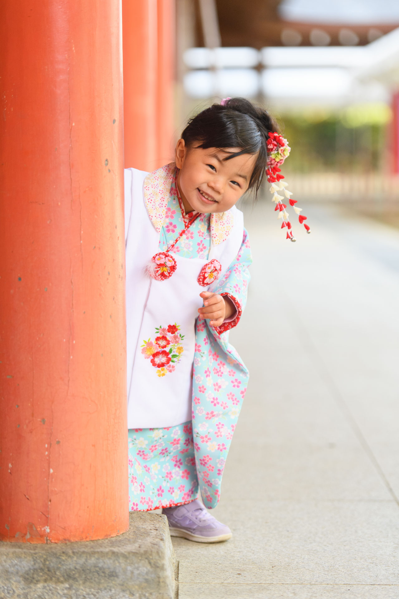 七五三撮影で歩く子どもの写真