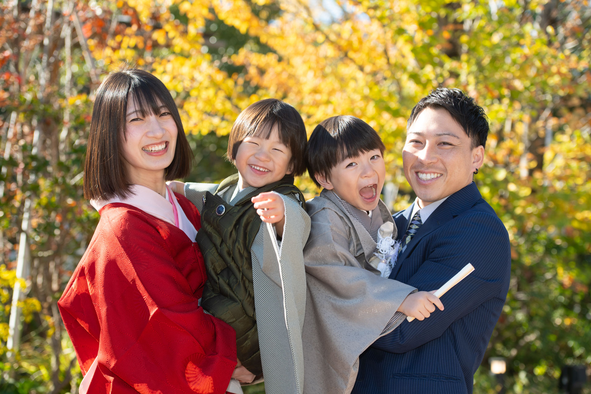 七五三で家族と過ごす自然な時間の写真