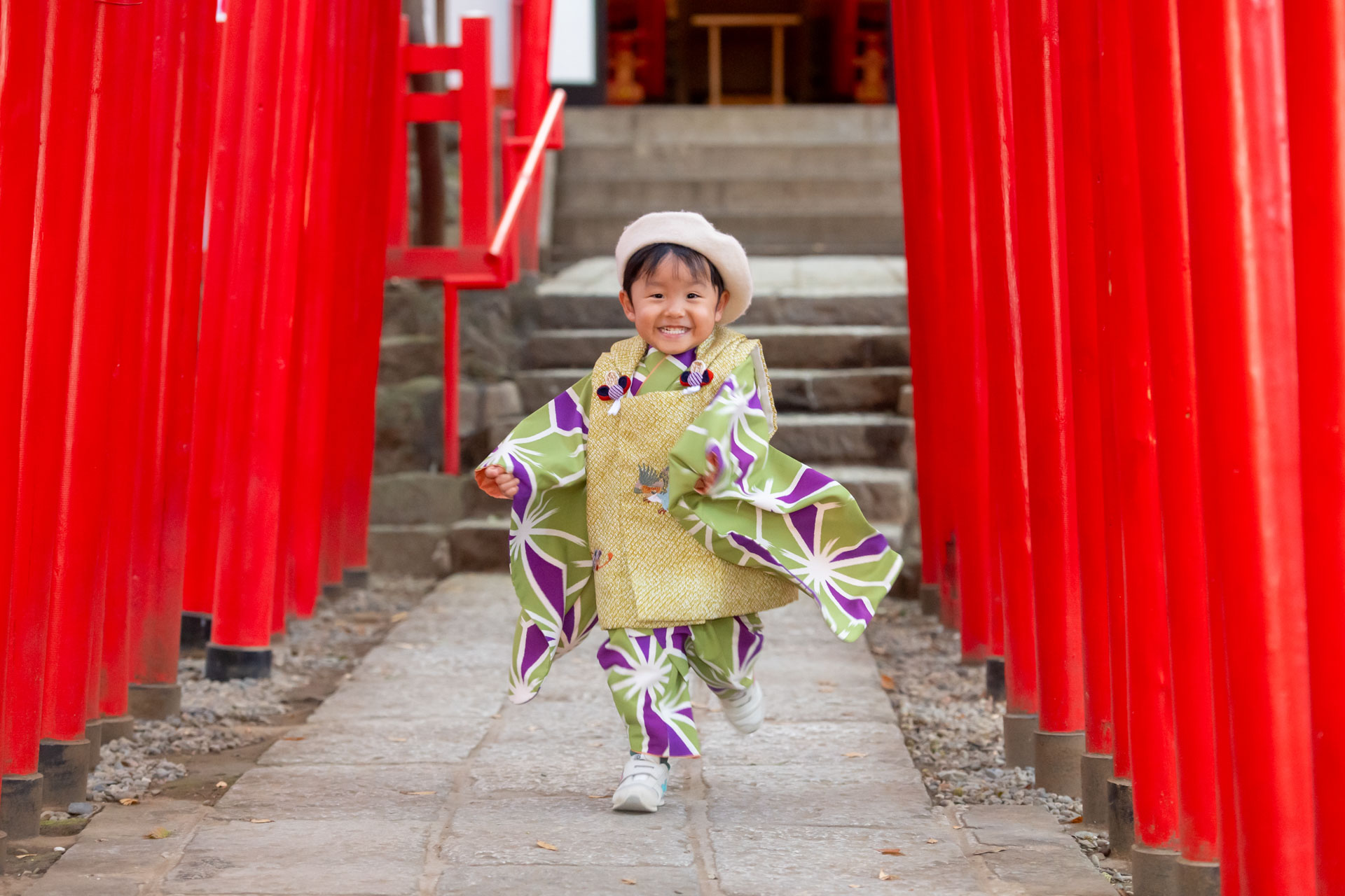 七五三の日に神社で撮影した家族写真